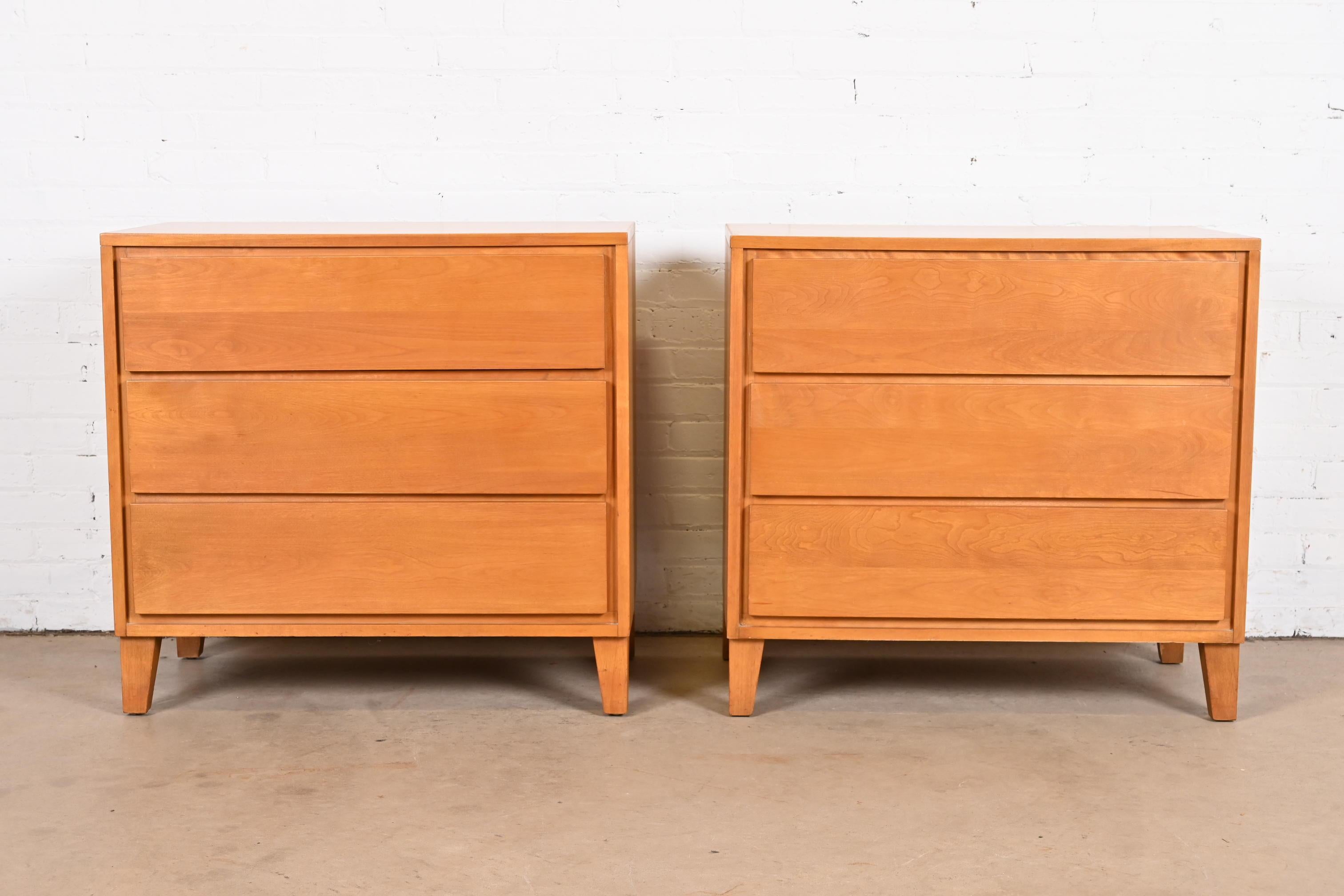 An exceptional pair of Mid-Century Modern three-drawer solid birch nightstands or bedside chests
By Leslie Diamond for Conant Ball
USA, 1950s
Measures: 32