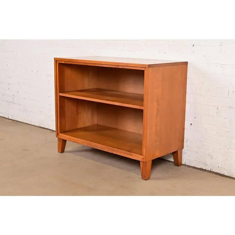 Una libreria in betulla massiccia elegante e di stile Mid-Century Modern

Di Leslie Diamond per Conant Ball

USA, anni '50

Misure: 36 