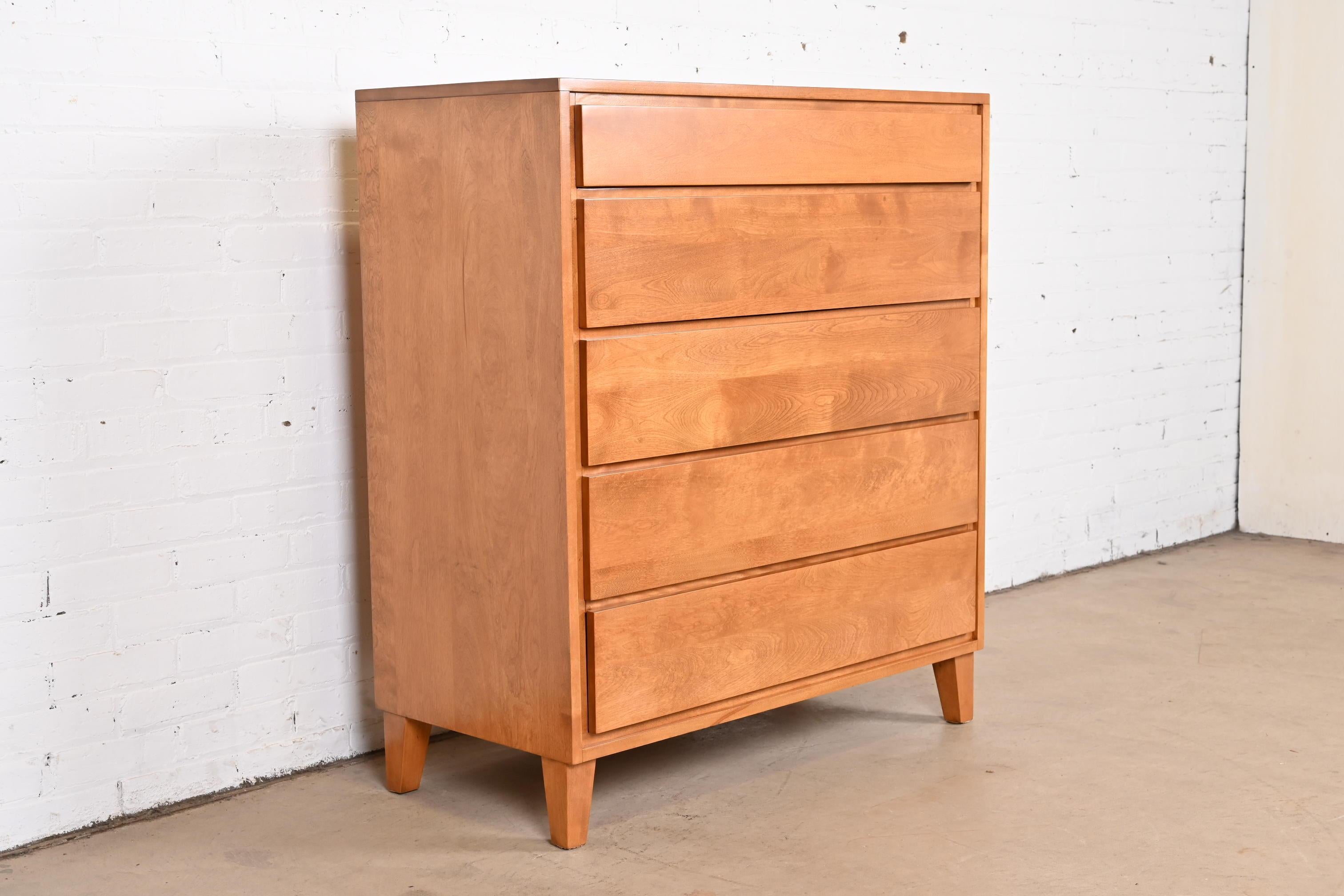 An exceptional Mid-Century Modern five-drawer solid birch highboy dresser or chest of drawers

By Leslie Diamond for Conant Ball

USA, 1950s

Measures: 38