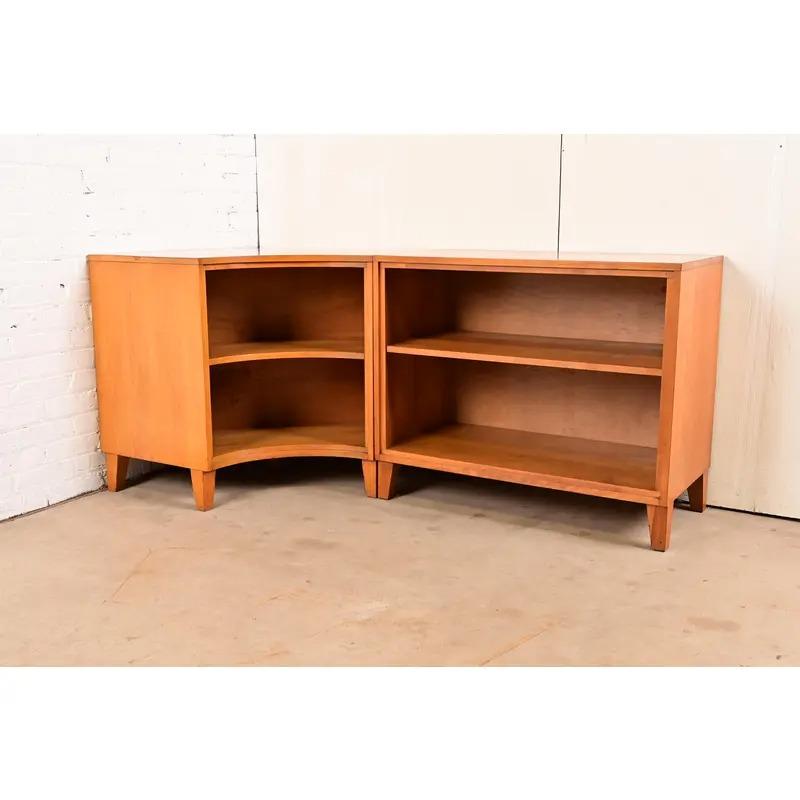 A rare and exceptional Mid-Century Modern solid birch two-piece corner bookcase

By Leslie Diamond for Conant Ball

USA, 1950s

Measures: 68.5