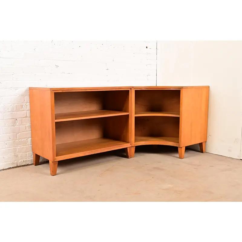 Leslie Diamond for Conant Ball Solid Birch Two-Piece Corner Bookcase, 1950s In Good Condition For Sale In South Bend, IN