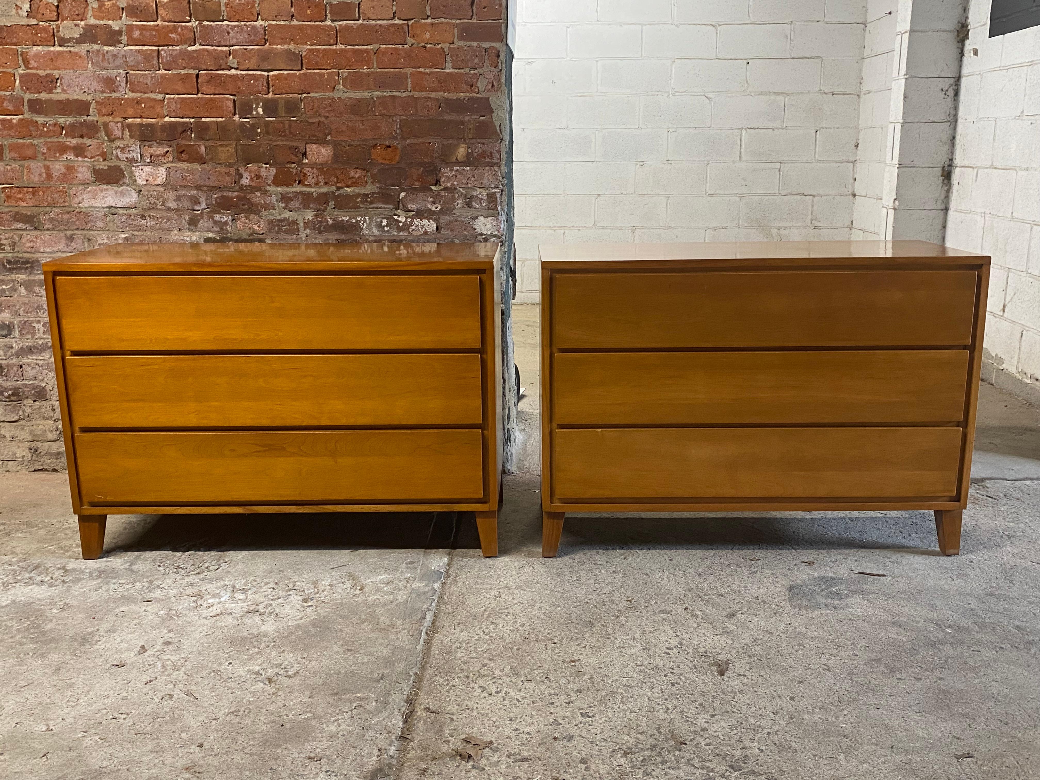 Leslie Diamond for Conant Ball Three Drawer American Modern Dressers, Pair In Good Condition In Garnerville, NY
