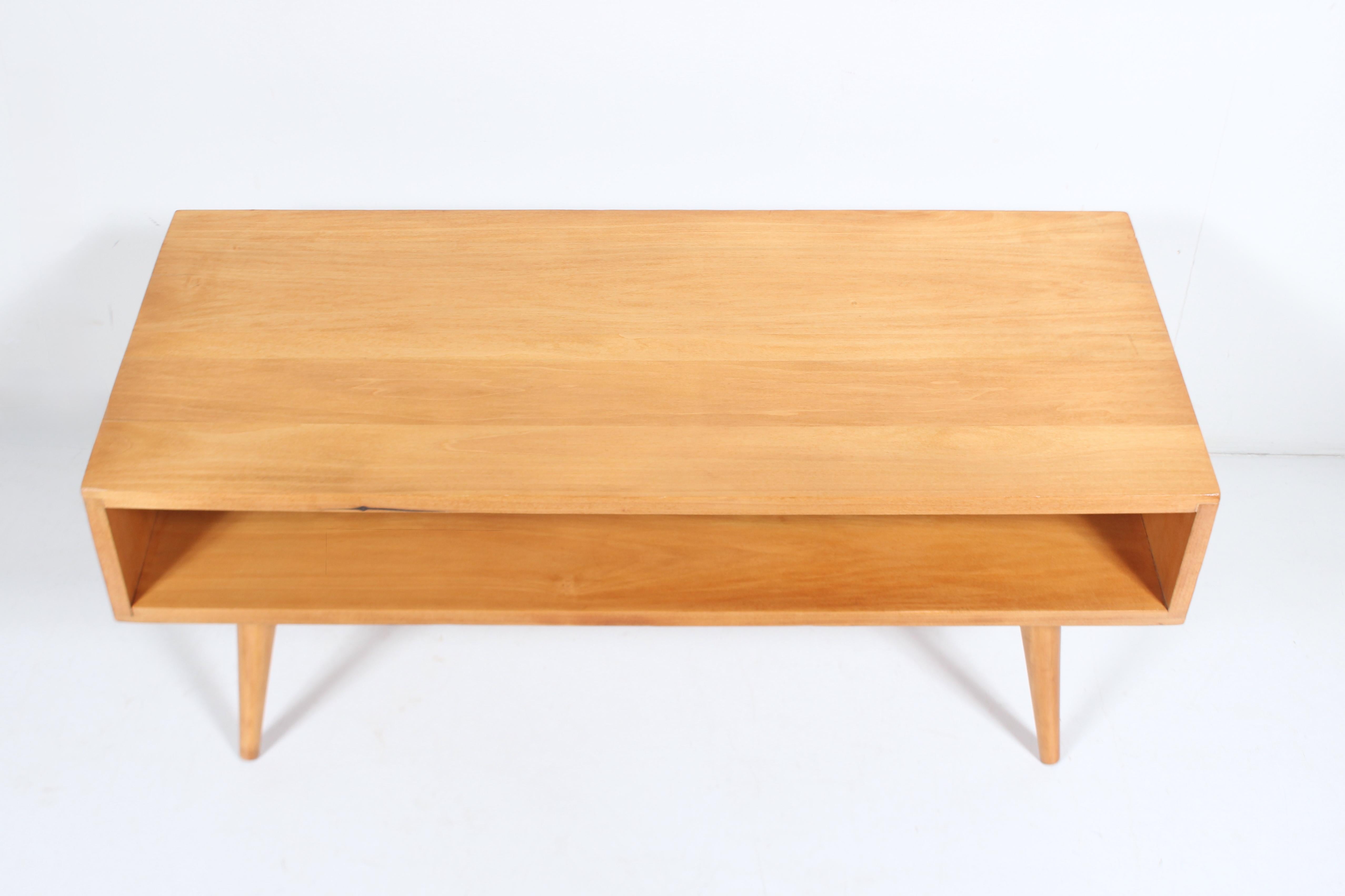 Table basse à deux niveaux en érable Leslie Diamond pour Conant Ball, datant d'environ 1960 en vente 3