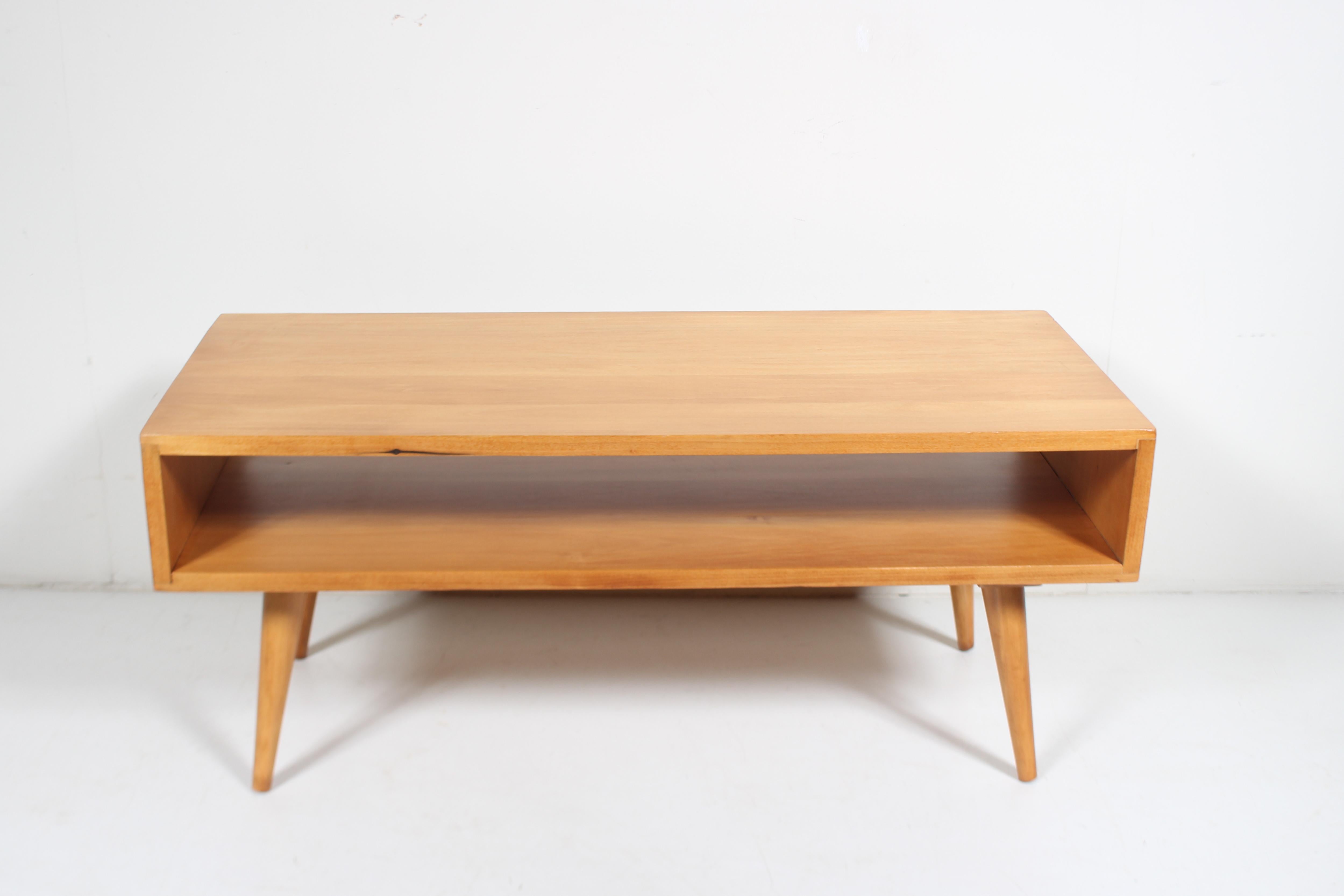 Table basse à deux niveaux en érable Leslie Diamond pour Conant Ball, datant d'environ 1960 en vente 13