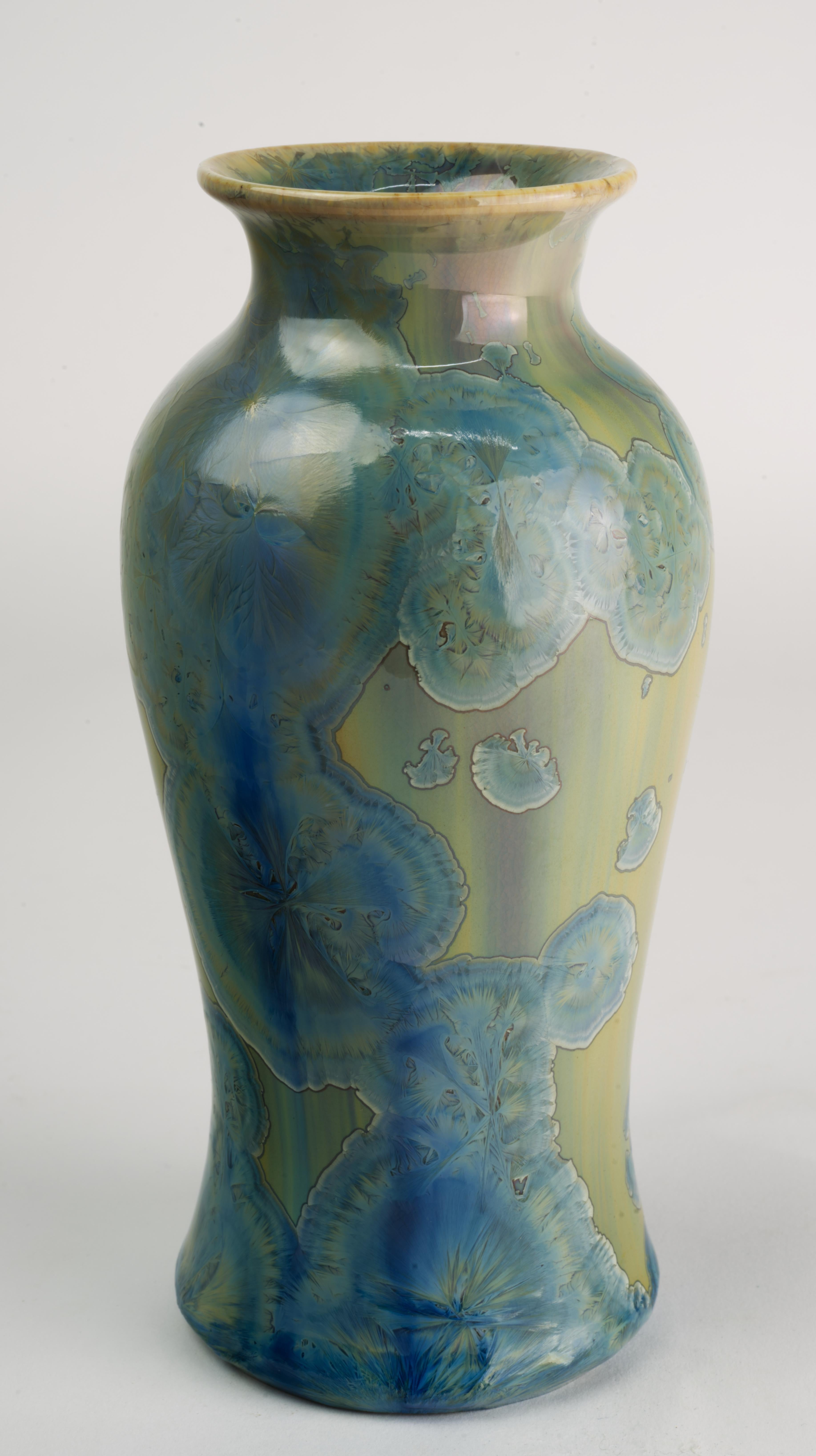  Le vase en céramique du Vintage Art Studio pottery est décoré d'une glaçure cristalline dans une palette organique et délicate d'olive et de bleu ciel. Le vase a été jeté à la main sur un tour ; les cristaux de couleur bleue sur une base de couleur