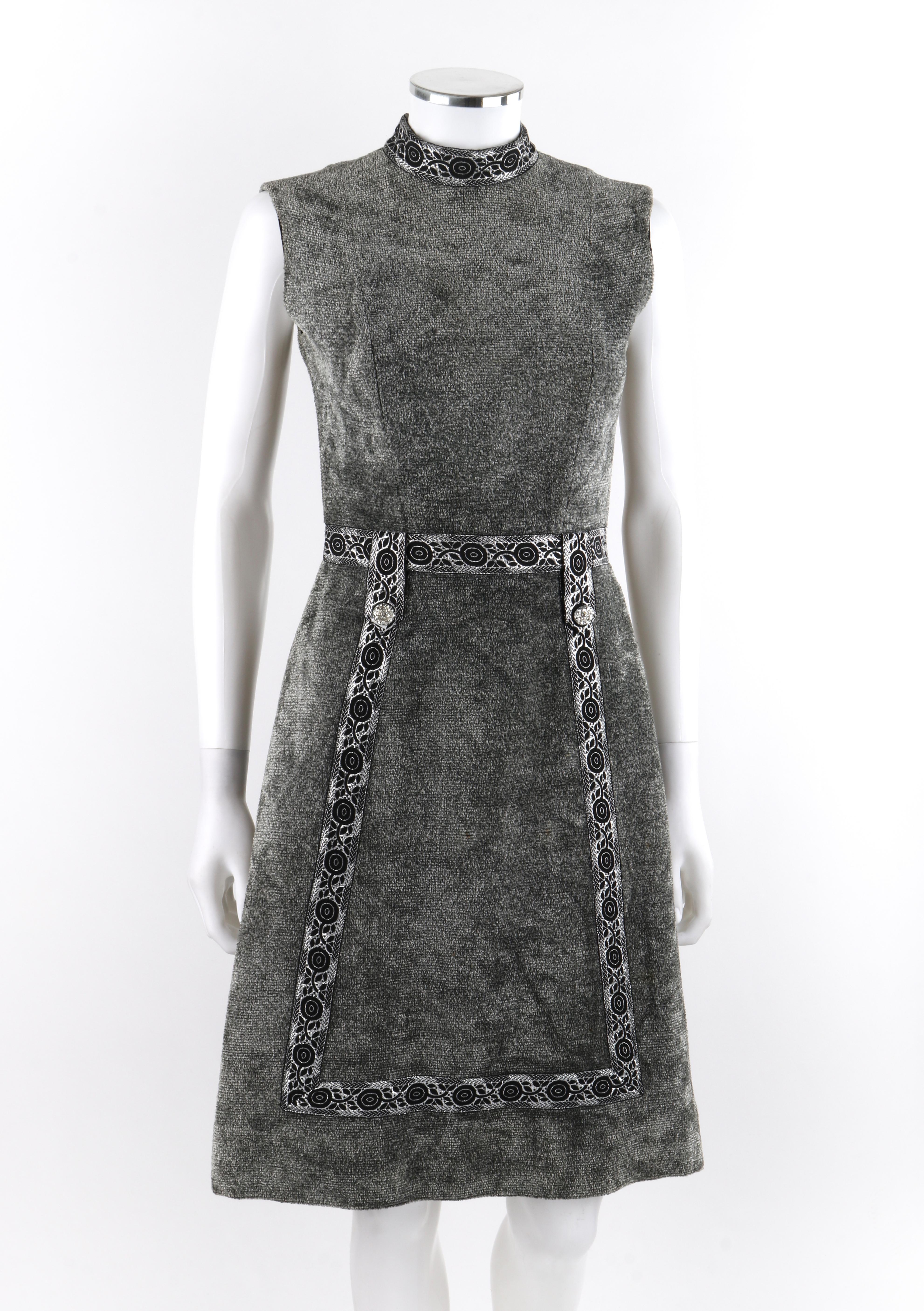 LESLIE FAY - Robe trapèze grise originale sans manches à col bénitier et décolleté argenté, circa années 1960 Bon état - En vente à Thiensville, WI