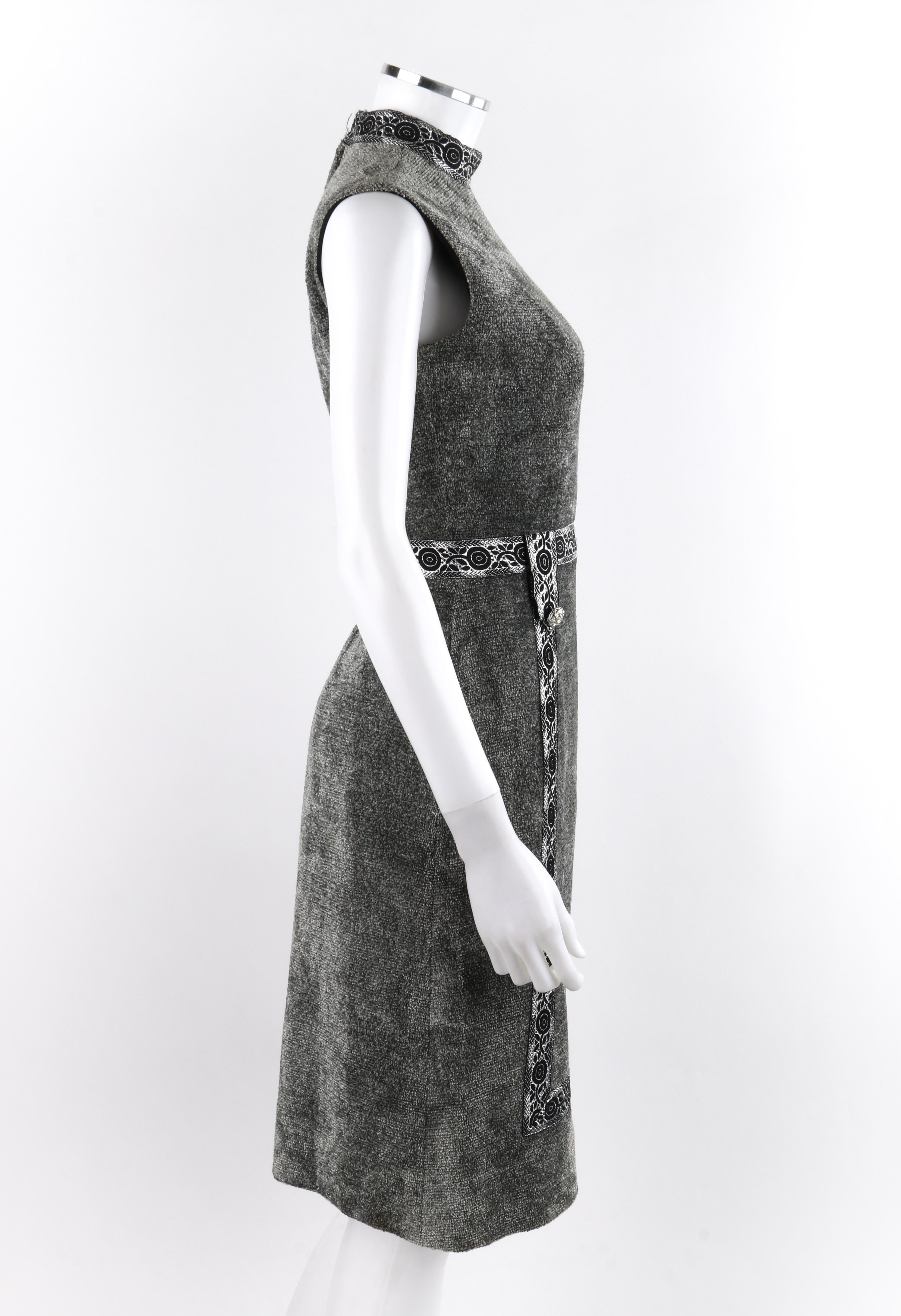 LESLIE FAY - Robe trapèze grise originale sans manches à col bénitier et décolleté argenté, circa années 1960 Pour femmes en vente