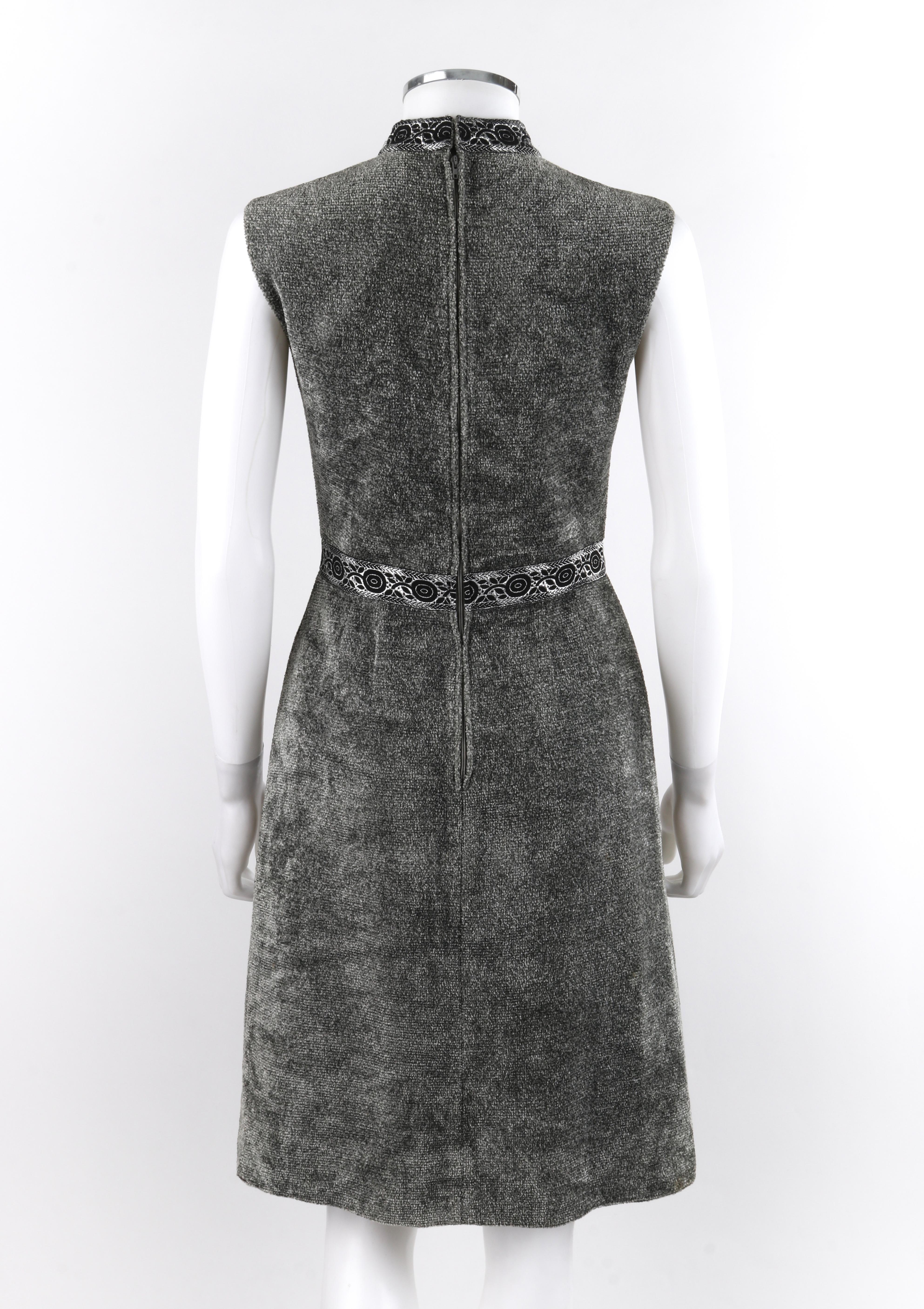 LESLIE FAY - Robe trapèze grise originale sans manches à col bénitier et décolleté argenté, circa années 1960 en vente 1