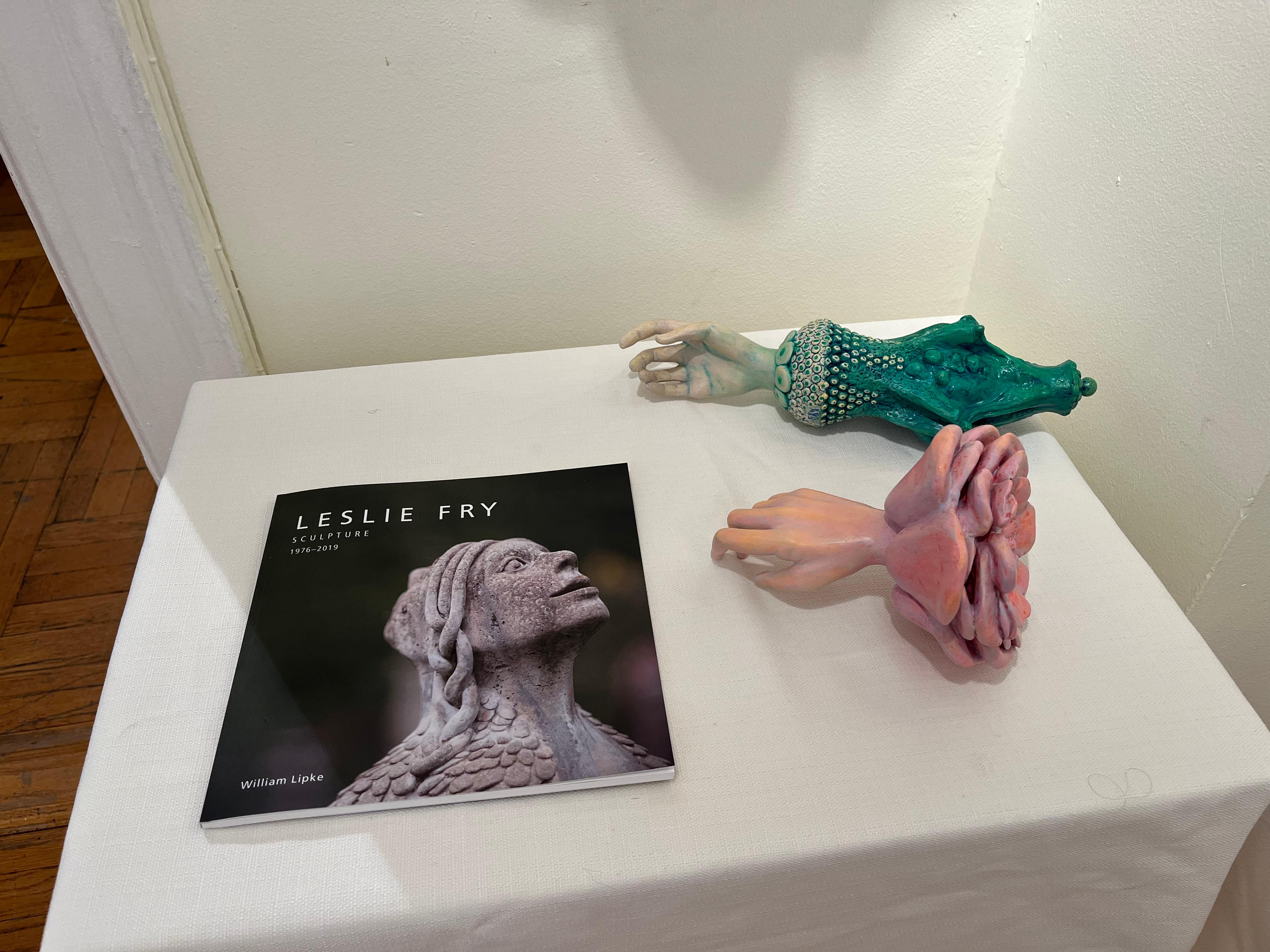 Leslie Fry, Untitled (Cuffed 1), sculptures fantastiques vertes d'une main féminine en vente 1