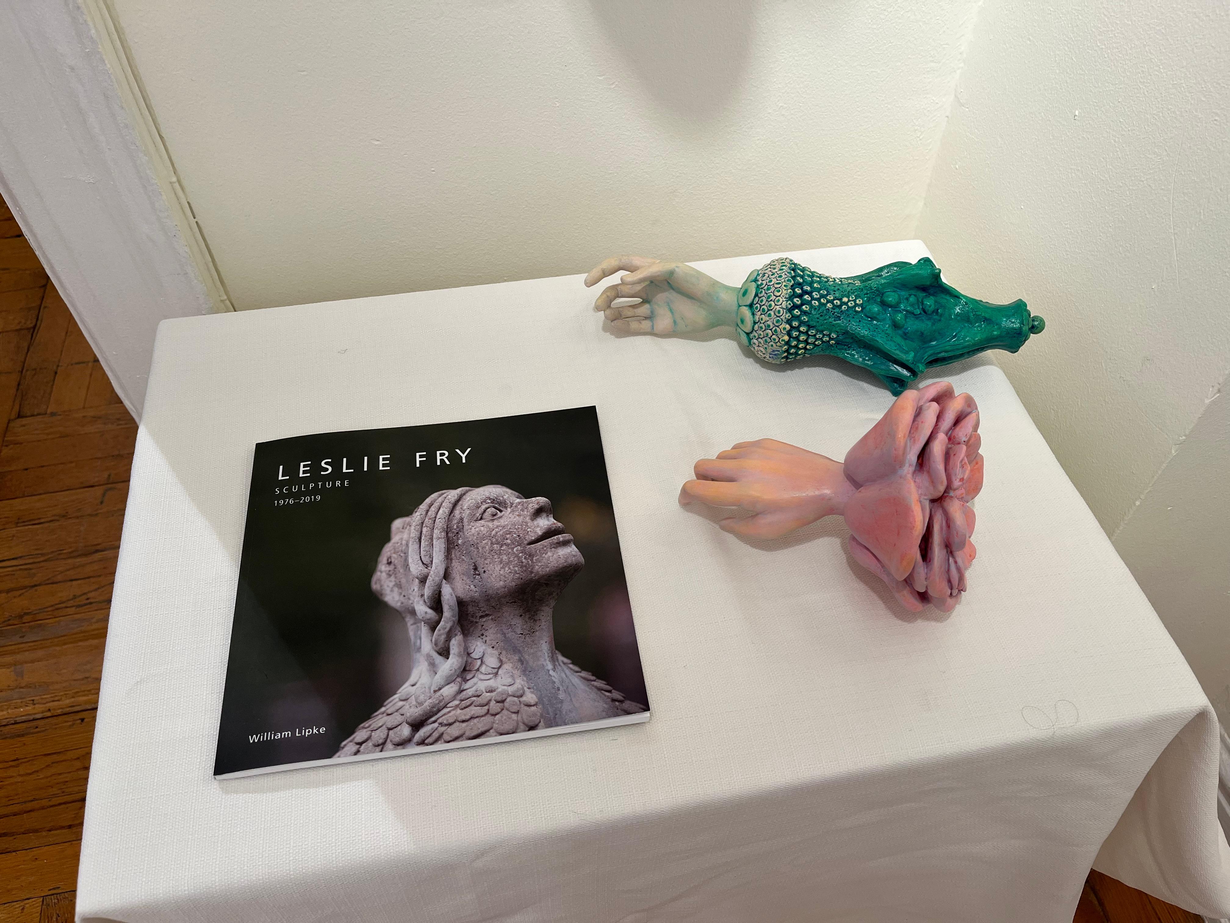 Leslie Fry, Untitled (Cuffed 1), sculptures fantastiques vertes d'une main féminine en vente 2