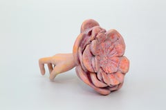 Leslie Fry, ohne Titel (Cuffed 2), rosa fantastische Skulptur einer weiblichen Hand
