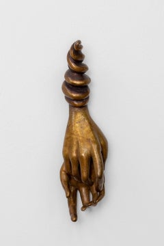 Leslie Fry, Sans titre (Cuffed 5), sculptures fantastiques en bronze représentant des mains féminines
