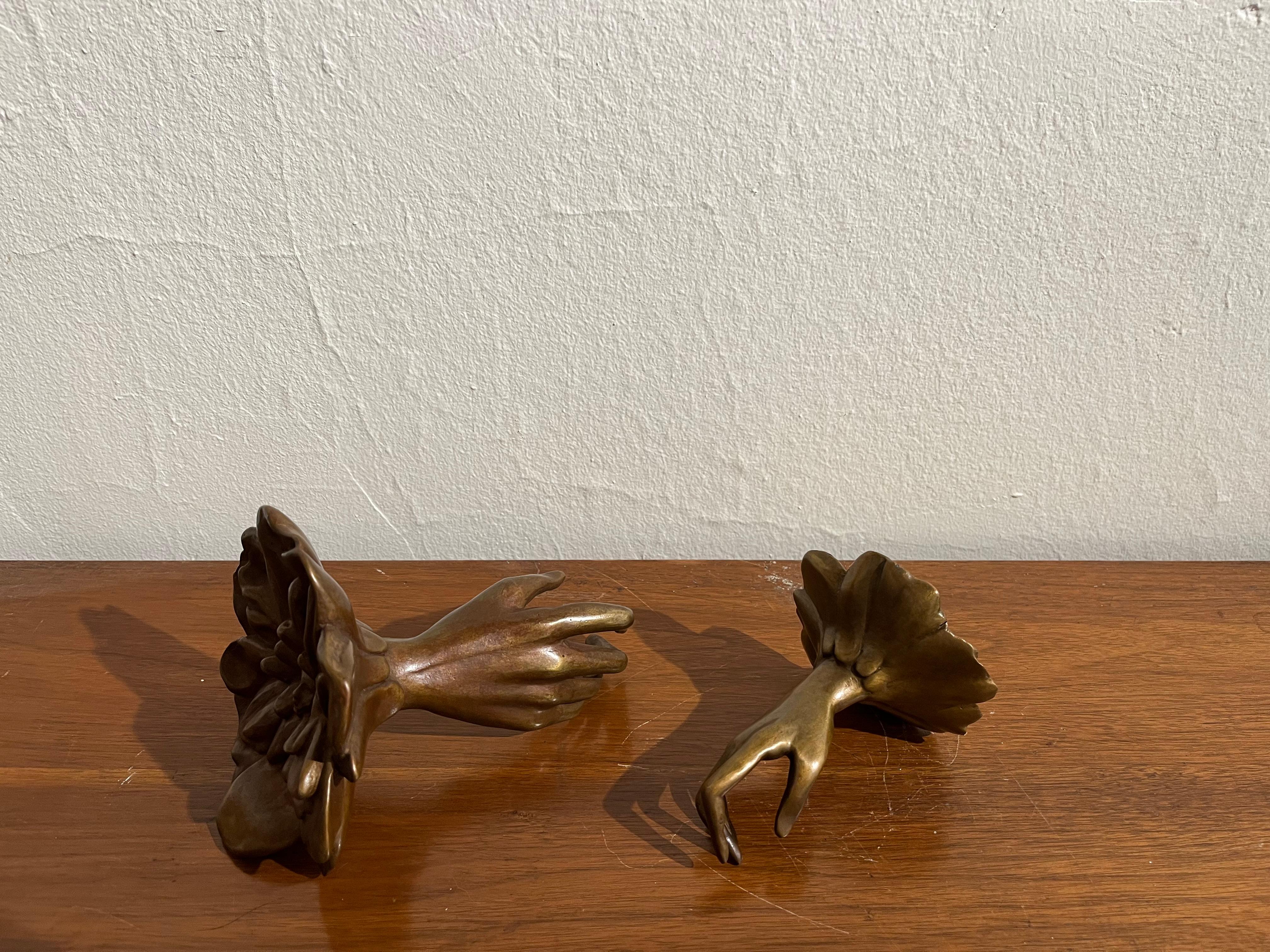 Leslie Fry, Sans titre (Little Cuffed), sculpture fantastique en bronze représentant une main féminine en vente 2