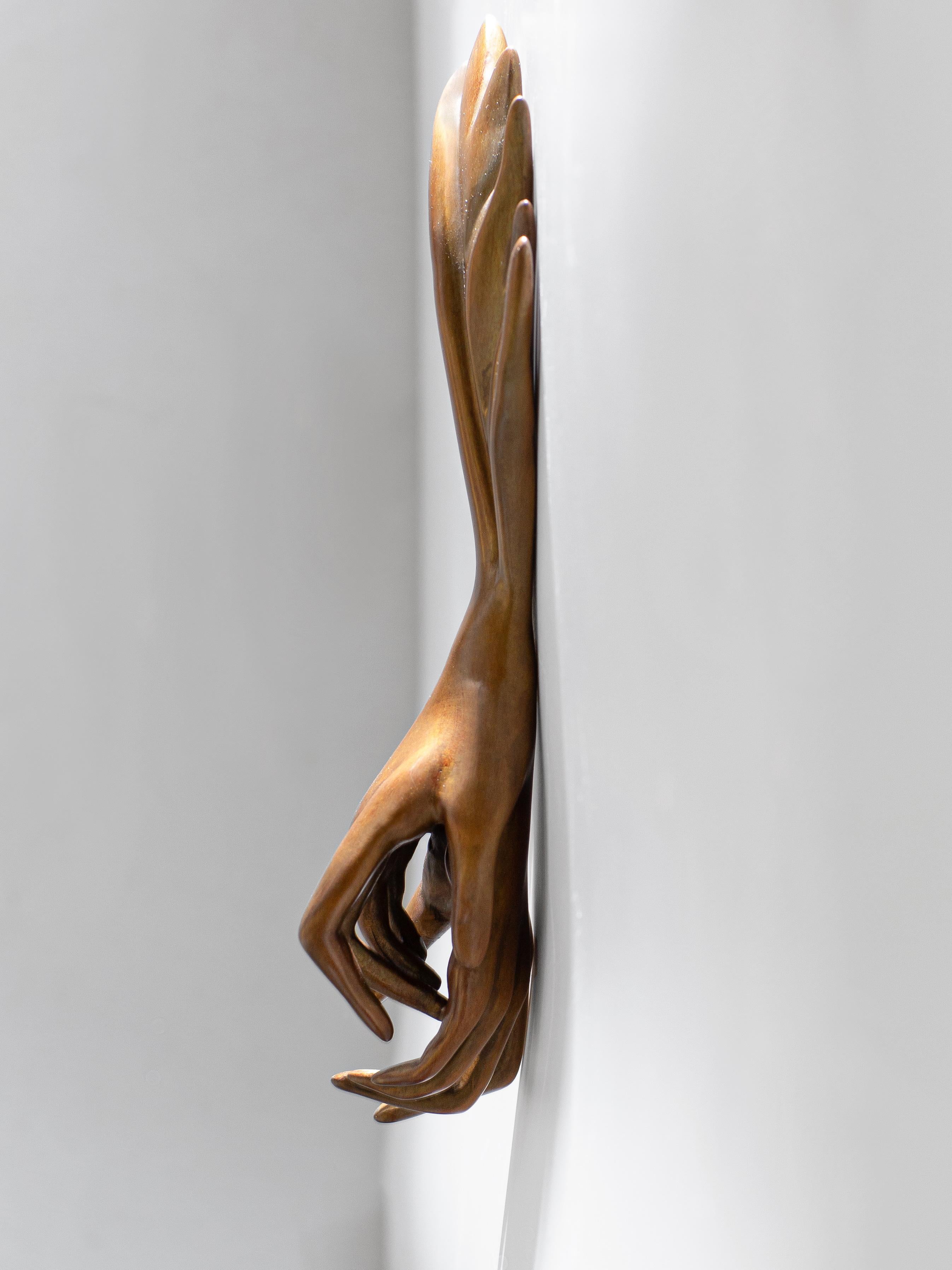 Touched, 2023, bronze, édition de 10, série Cuffed, sculptures à la main - Sculpture de Leslie Fry