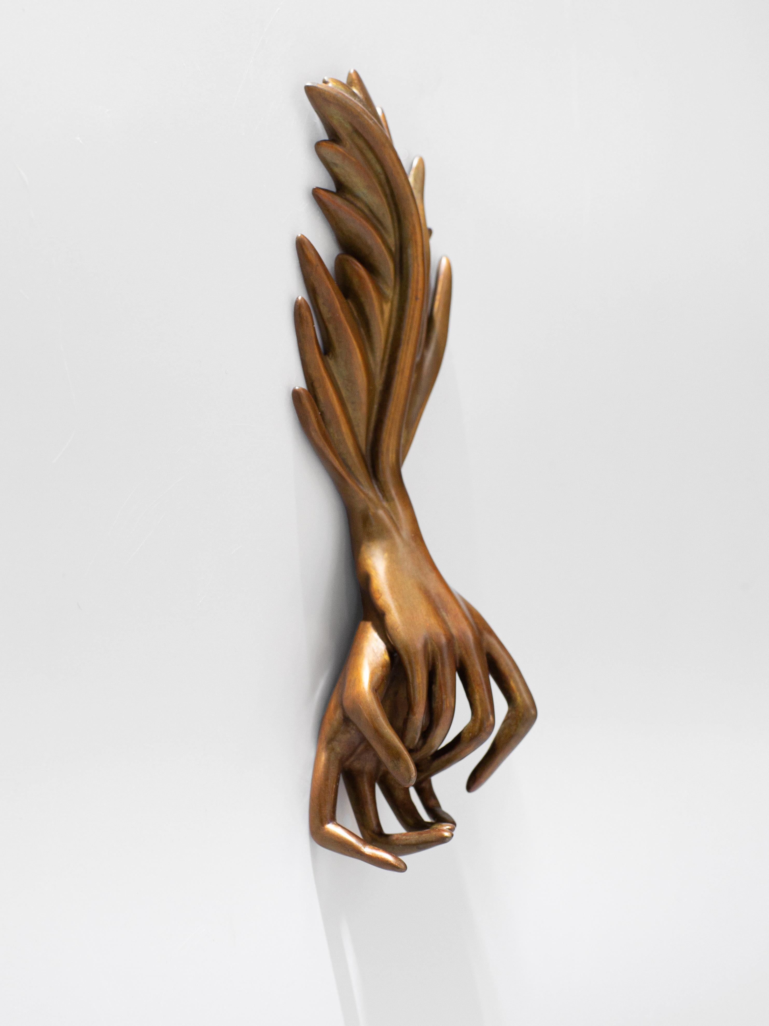 Touched, 2023, bronze, édition de 10, série Cuffed, sculptures à la main - Abstrait Sculpture par Leslie Fry