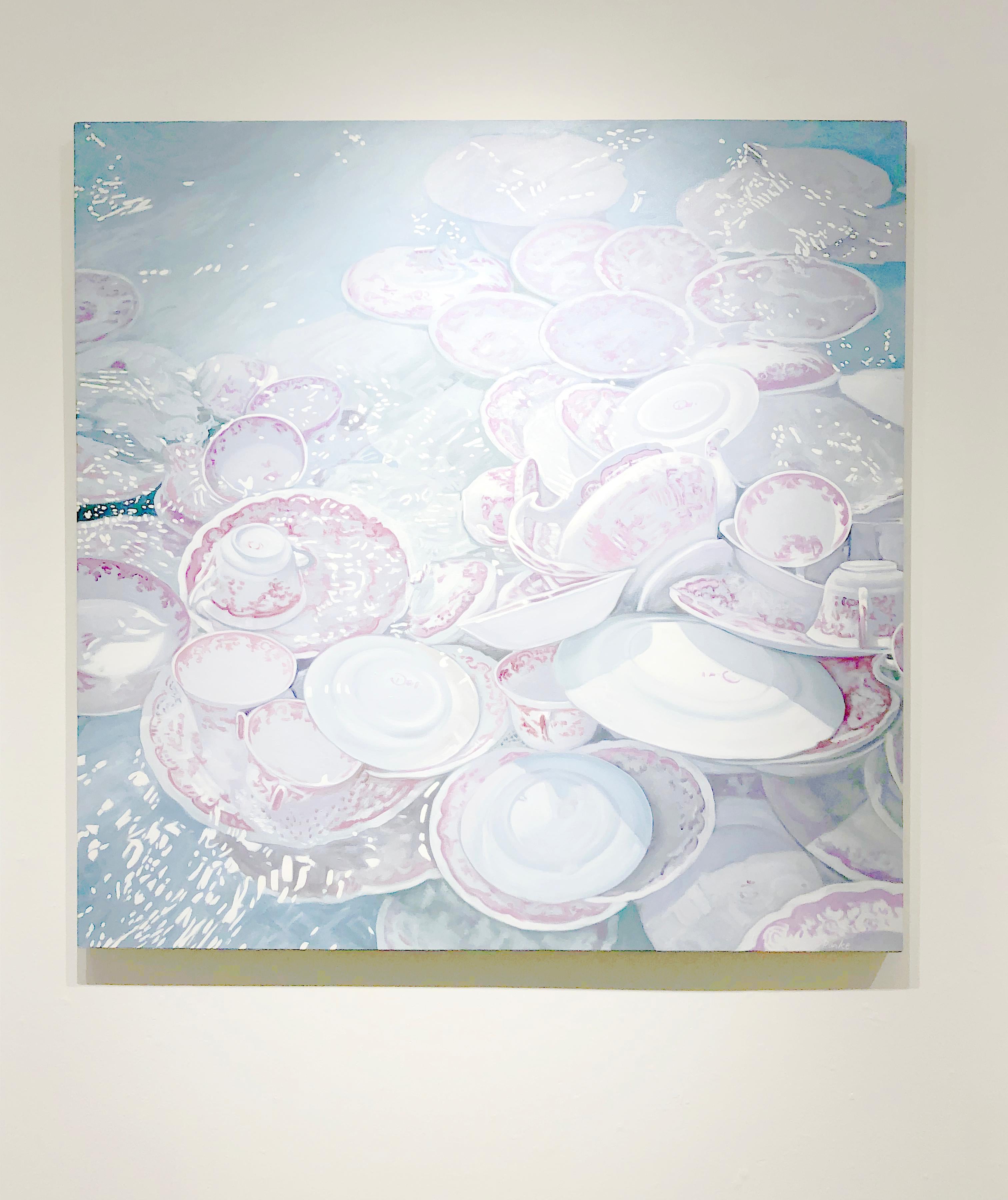 Leslie Parke, „Teller im Ozean“, 46x46 Stillleben, Ölgemälde auf Leinwand 1