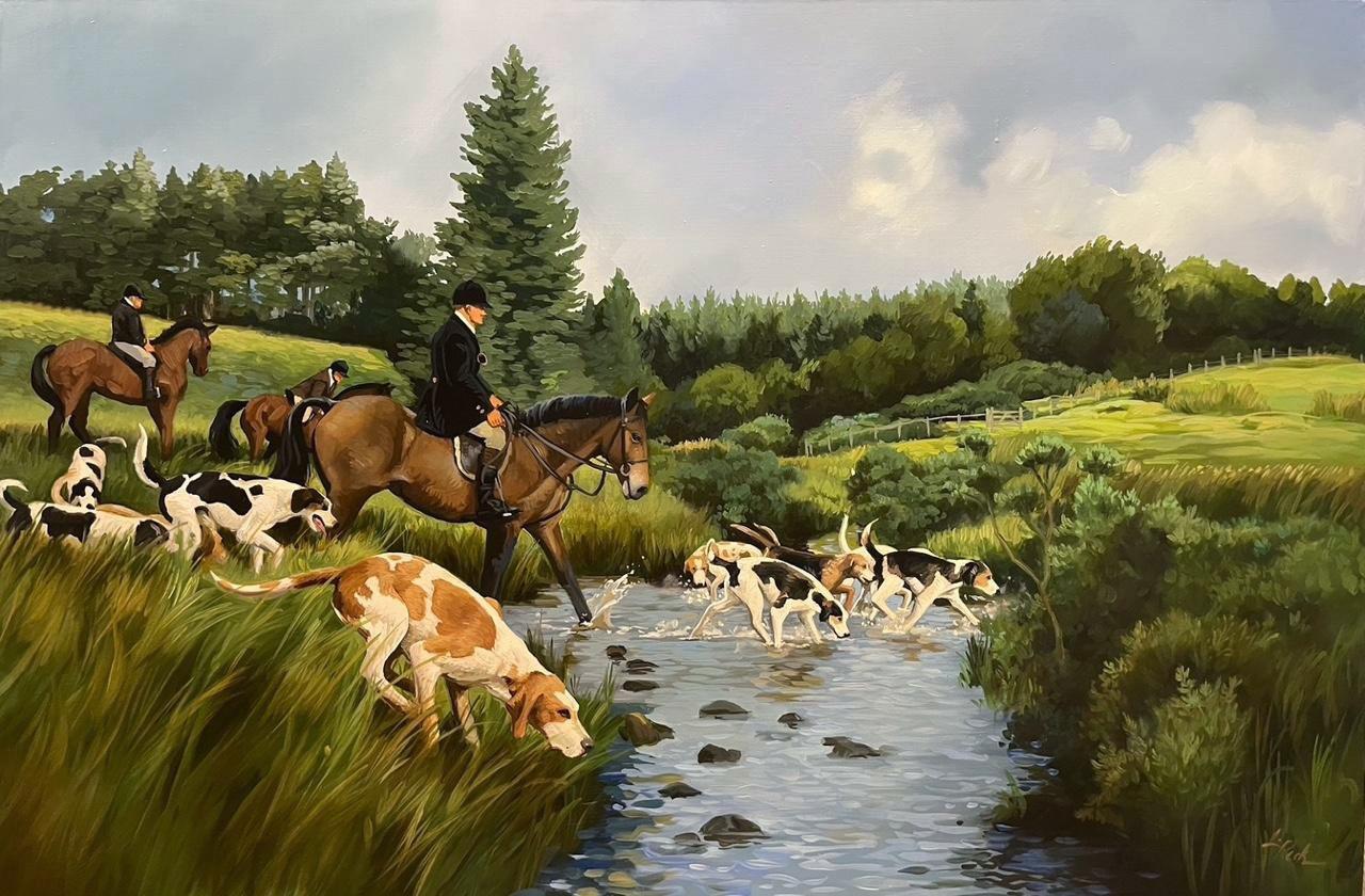 "On the Hunt" ist ein 24x36 großes Ölgemälde auf Karton des Künstlers Leslie Peck, das eine Fuchsjagd-Szene mit Pferden und Jagdhunden zeigt, die einen Bach überqueren und der Fährte eines Fuchses durch weitläufige Heuwiesen folgen.  Pecks