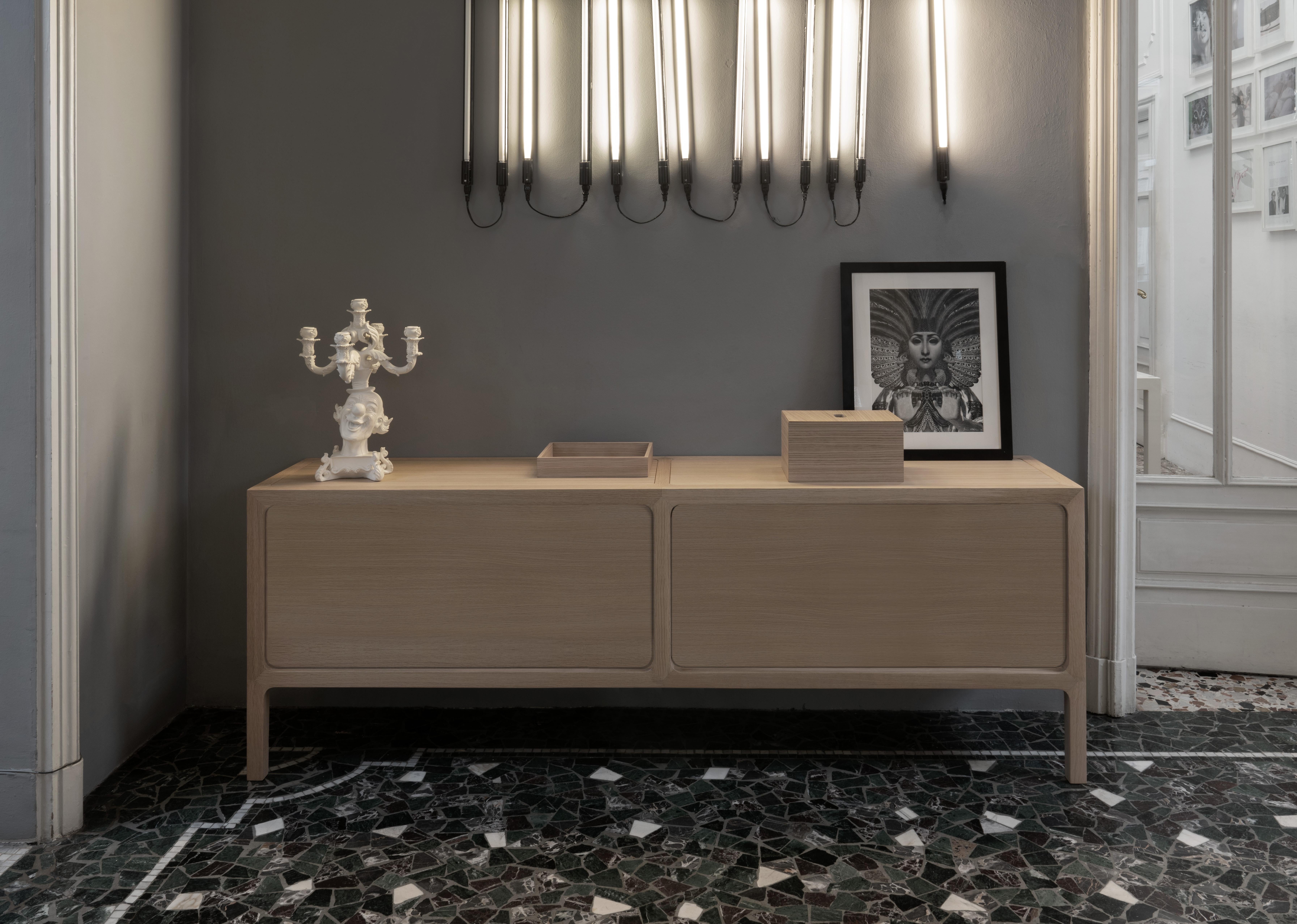 Armoire en noyer Less de Mentemano
Dimensions : L200 x P 44 x H 72 cm
Matériaux : chêne

Le design est issu d'un processus de soustraction qui se concentre sur le cadre de base de Less. L'ensemble de la structure est en bois massif et repose sur des