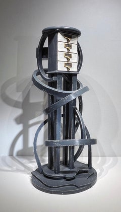 Tavolino alto o piedistallo per opere d'arte, Wood trovato e materiali vari, dipinto