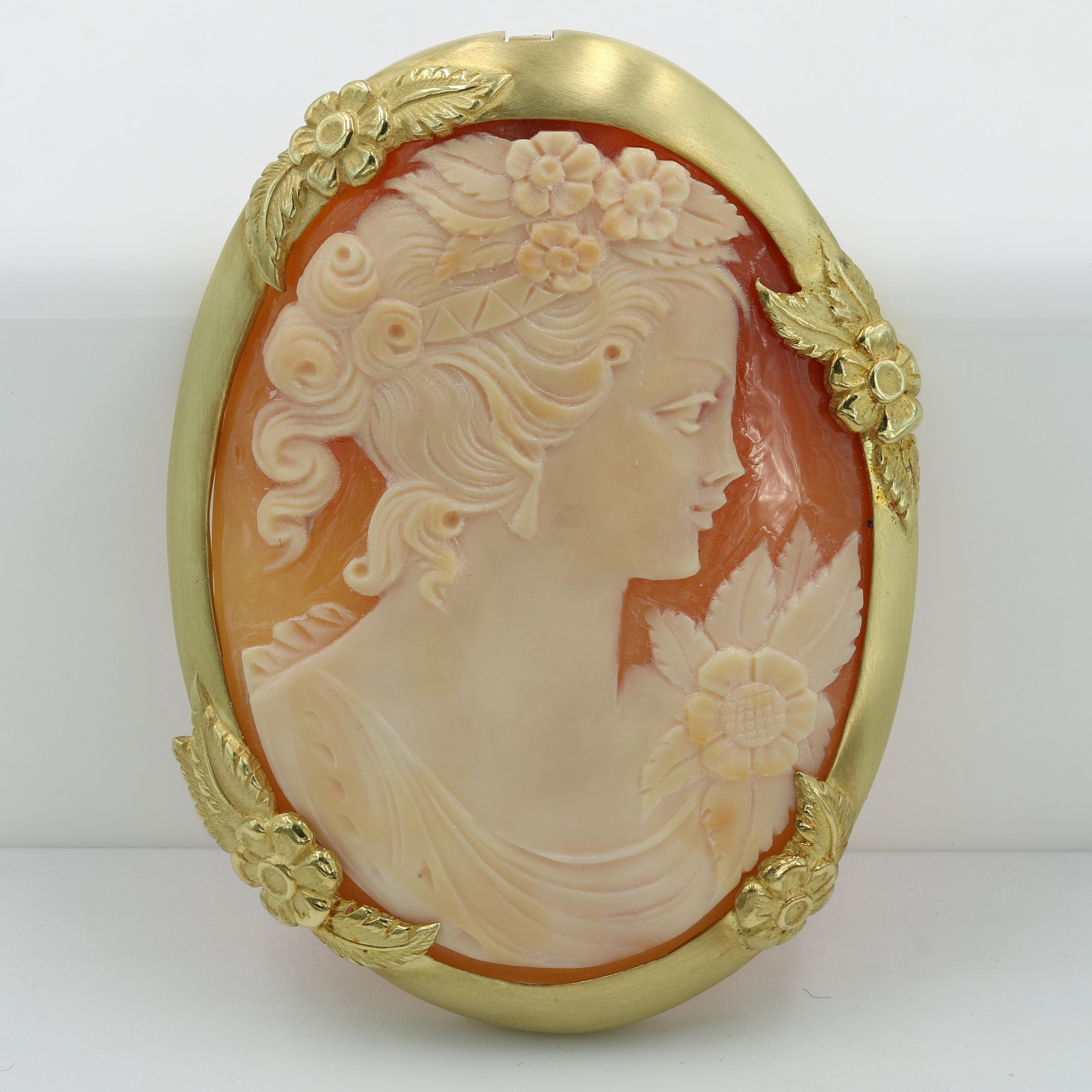 Artisan Lester Lampert One of a Kind Cameo Pin/Pendant in 18 Karat Yellow Gold For Sale