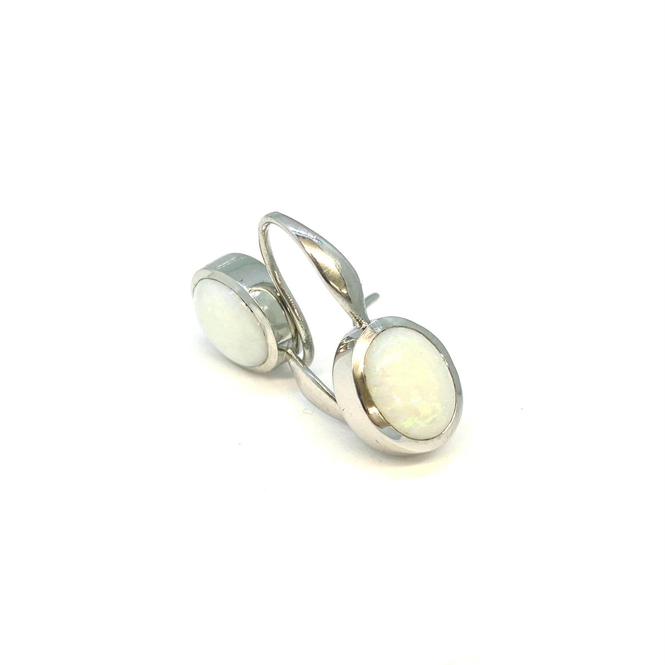 Earrings made from polished platinum 950 with 2 white australian opals, cabochon cut, 5.10ct.

Lesunja is a brand that is known for its luxurious jewellery collection. Their earring collection is no exception, with a range of classic shapes,