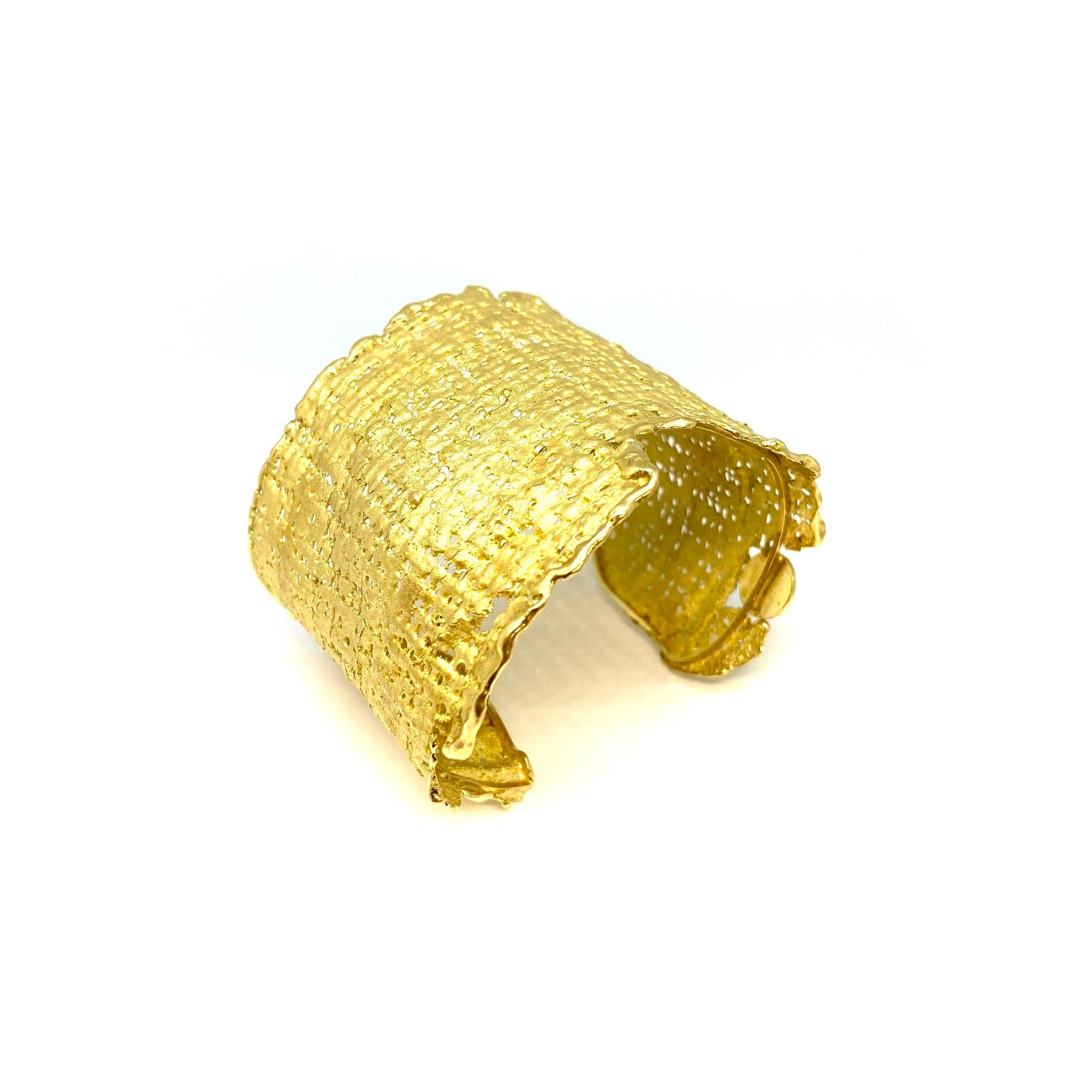 Brassard Mojo Contemporary en or jaune de Lesunja Unisexe en vente