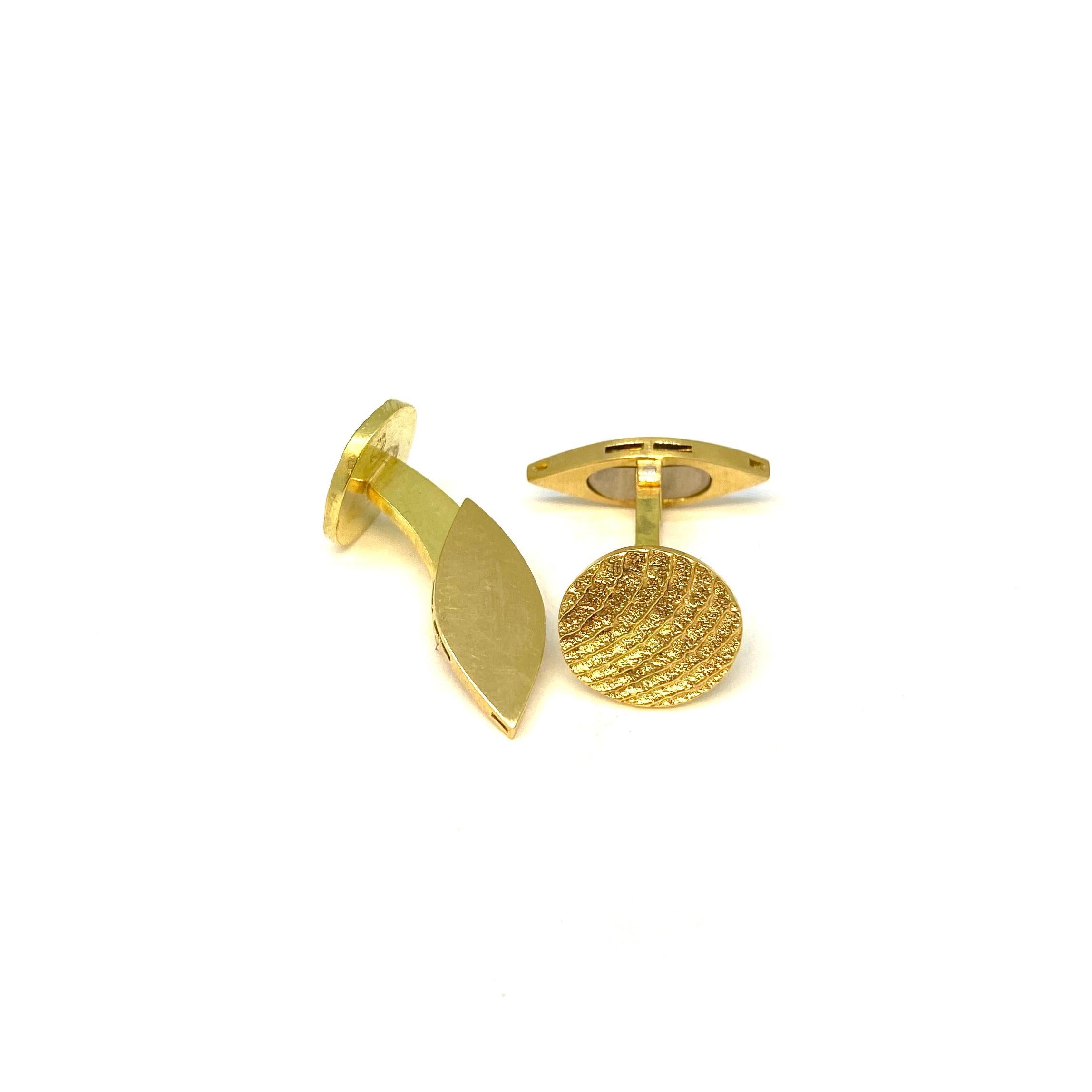 Introducing Lesunja's exclusive line of yellow gold cufflinks, meticulously designed for the discerning gentleman. The epitome of elegance and refinement, our cufflinks perfectly complement any suit, adding a touch of sophistication that few
