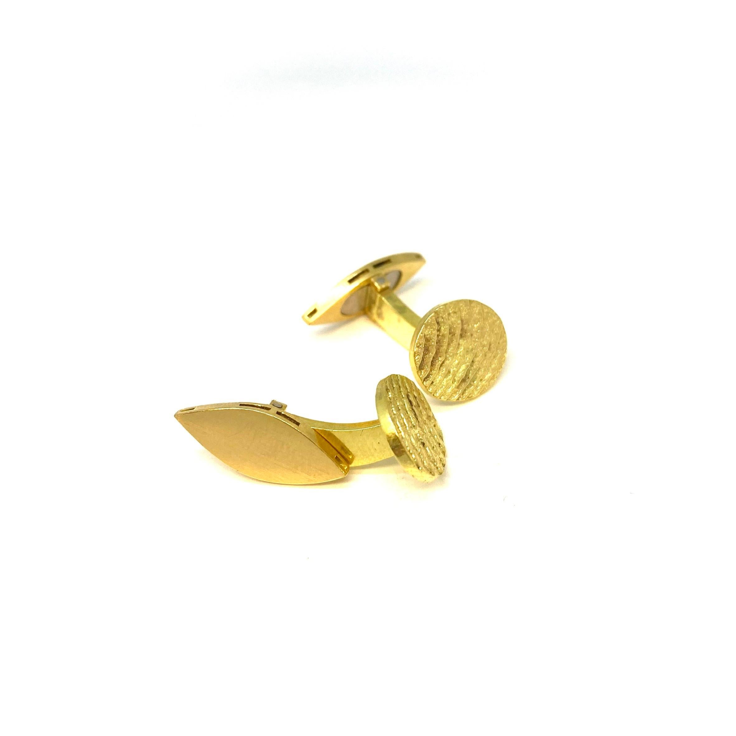 Lesunja Cufflinks Yellow Gold Sepia Round In New Condition For Sale In Zürich, CH