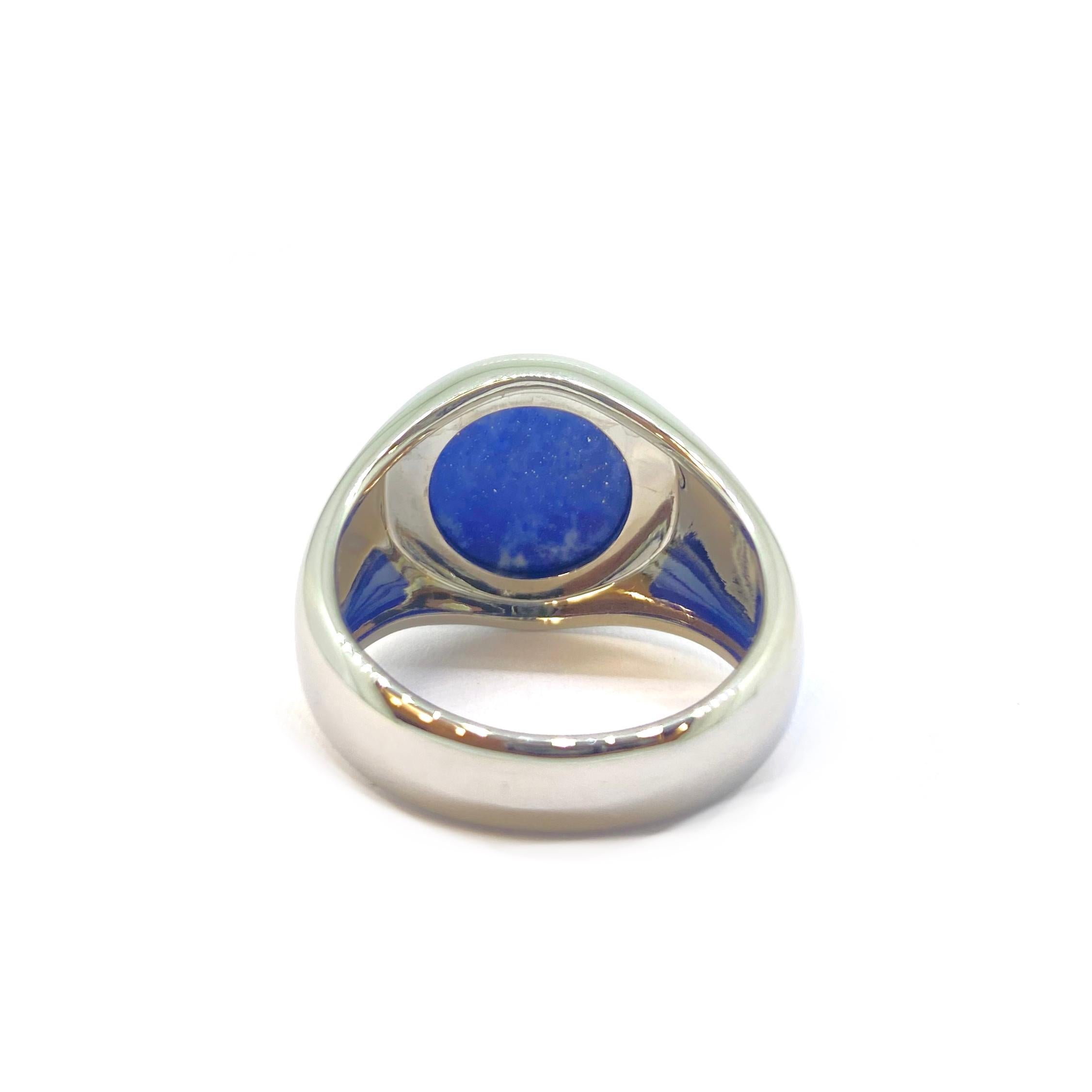 Signet ring made from polished 950 platinum with a round cut lapis/ sodalith cabochon, 5.97ct.

Ringsize: 62, 5.1mm wide and 1.6mm thick on bottom, 16.55mmØ and 6.0mm thick on top

17.23g of 950 Platinum

 

 

Lesunja's men's collection is a