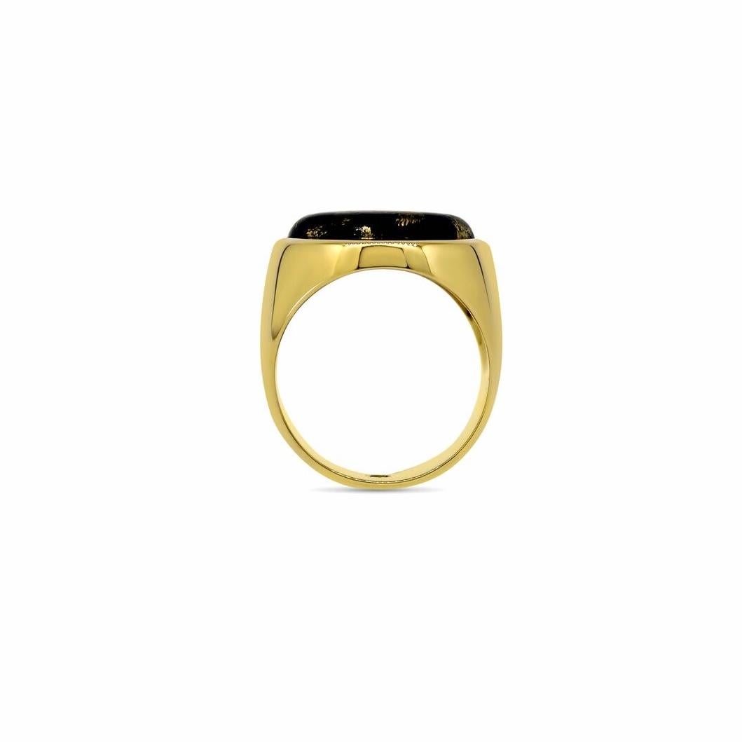 Ring made from polished 18K/ 750 yellow gold with a round cut onyx with pyrite inclusions

Ringsize: 68.5


Looking for a high-quality and unique ring that will stand the test of time?

Look no further than Lesunja Fine Jewellery's Men's Pyrite