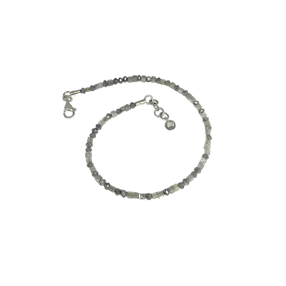Bracelet made from polished 18K/ 750 white gold with square and briolette cut grey diamonds, 9,8ct.
Lengths: 18cm - 20cm

Indulge in the captivating allure of Lesunja Fine Jewellery's Grey Diamond Set – a masterpiece that transcends conventional