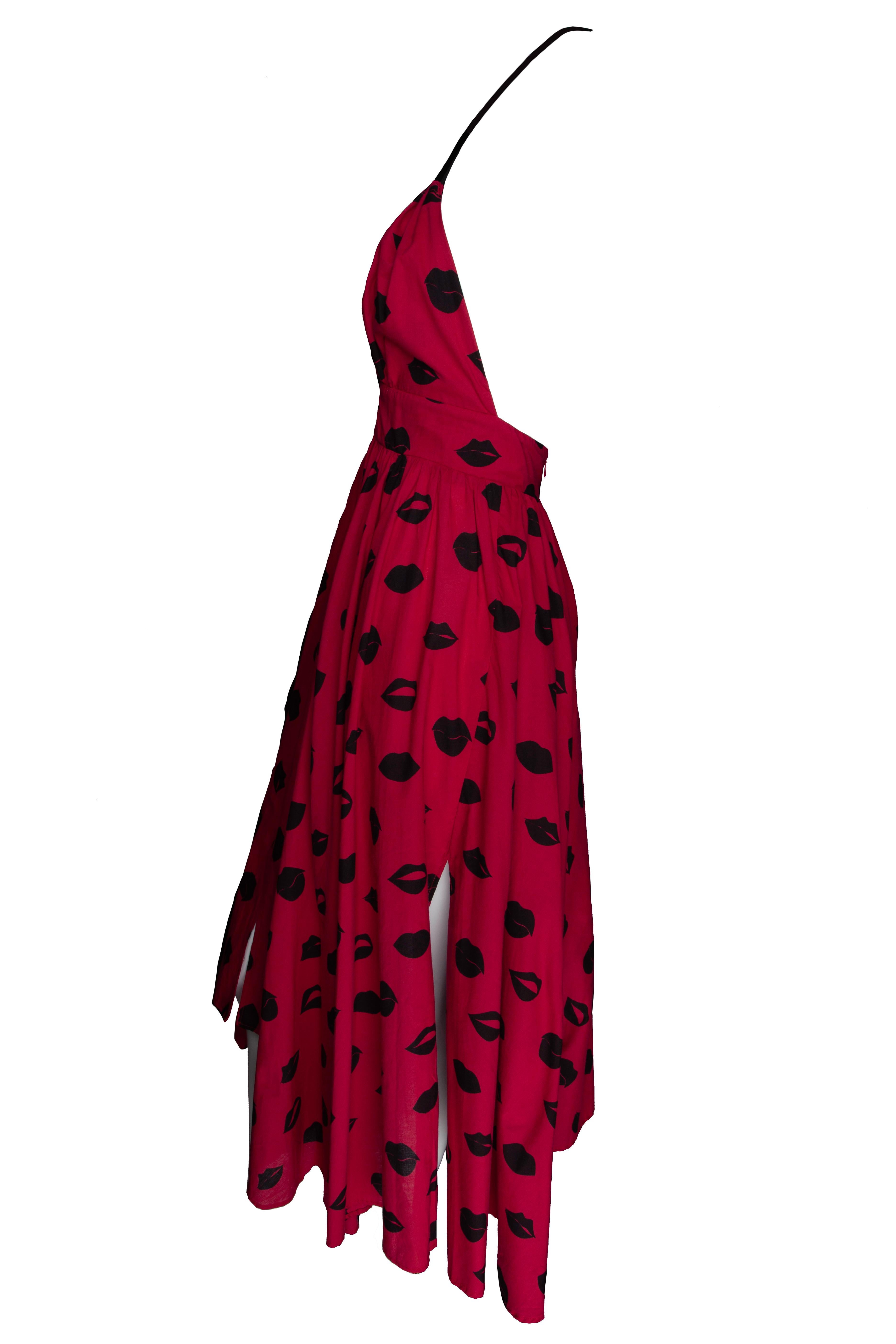 LeSwim Vestido Midi Halter Estampado Labios Rojo y Negro Talla Pequeña en Nuevo Estado en Paradise Island, BS