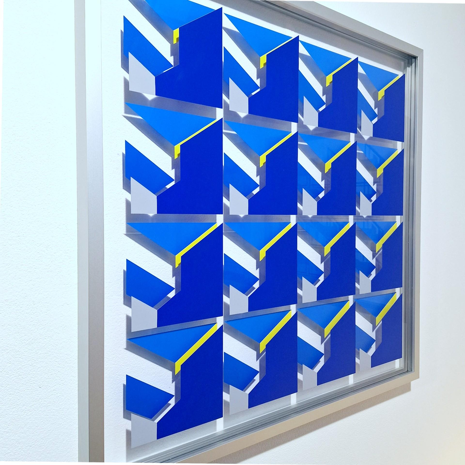 Relieve MG1901 es un relieve mural geométrico abstracto moderno contemporáneo de tamaño mediano, obra del artista visual holandés Let de Kok. Este relieve consiste en dos paneles intercalados de vidrio de museo con un motivo geométrico multicapa