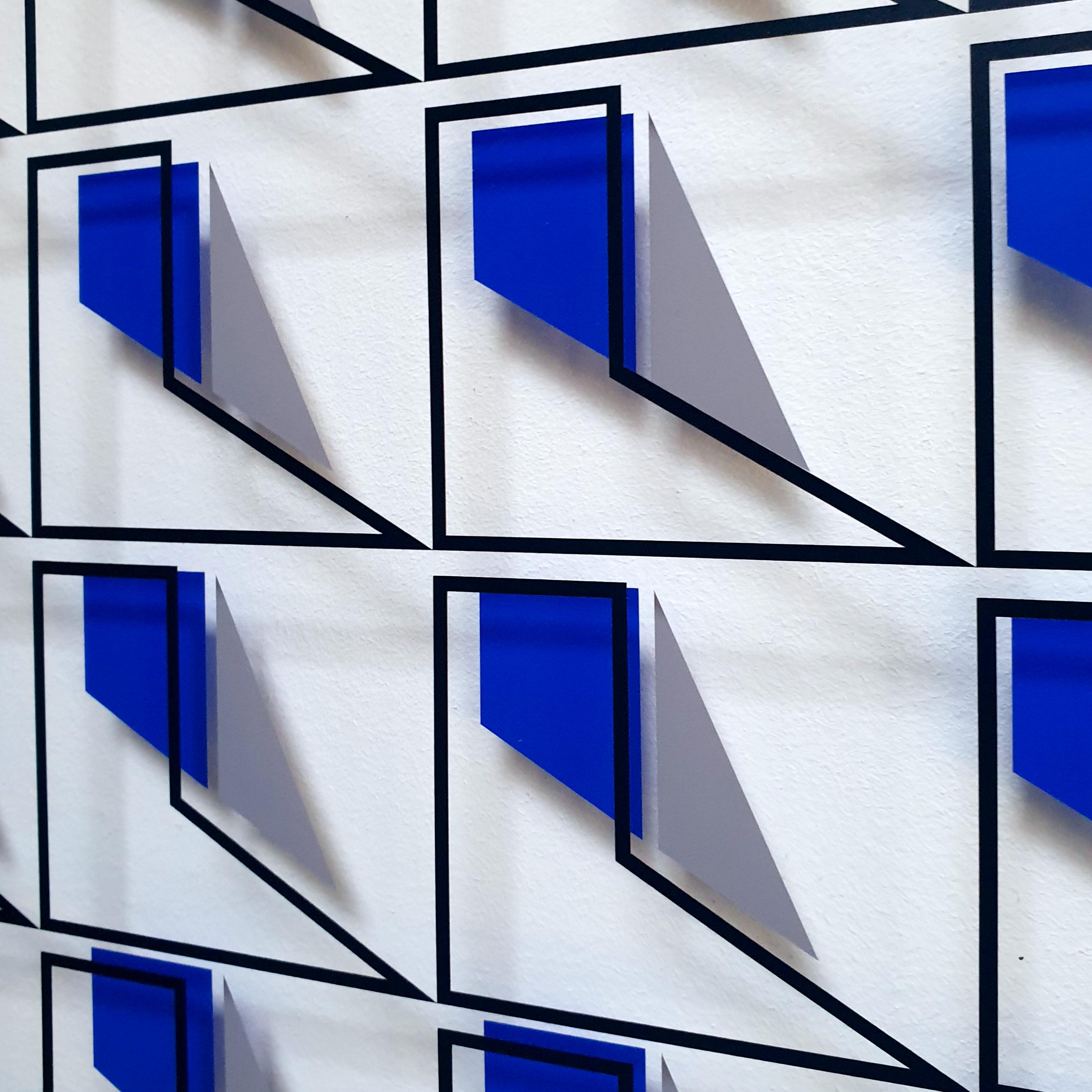 Relief MG2201 est un nouveau relief mural géométrique abstrait moderne et contemporain de taille moyenne créé par l'artiste visuel néerlandais Let de Kok. Ce relief se compose de deux panneaux de verre de musée espacés, avec un motif géométrique