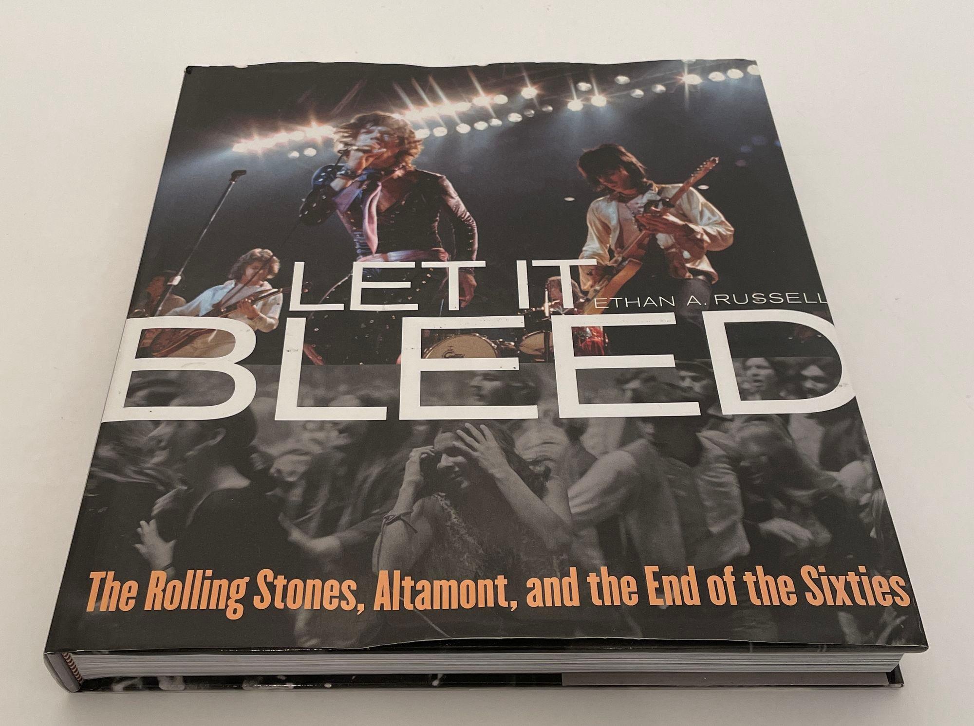 Let It Bleed : The Rolling Stones, Altamont, and the End of the Sixties Livre de Ethan Russell et Gerard Van der Leun.
1ère édition. 239 pages.
LET IT BLEED vous emmène là où aucun livre sur les Rolling Stones ne l'a fait auparavant. L'auteur et