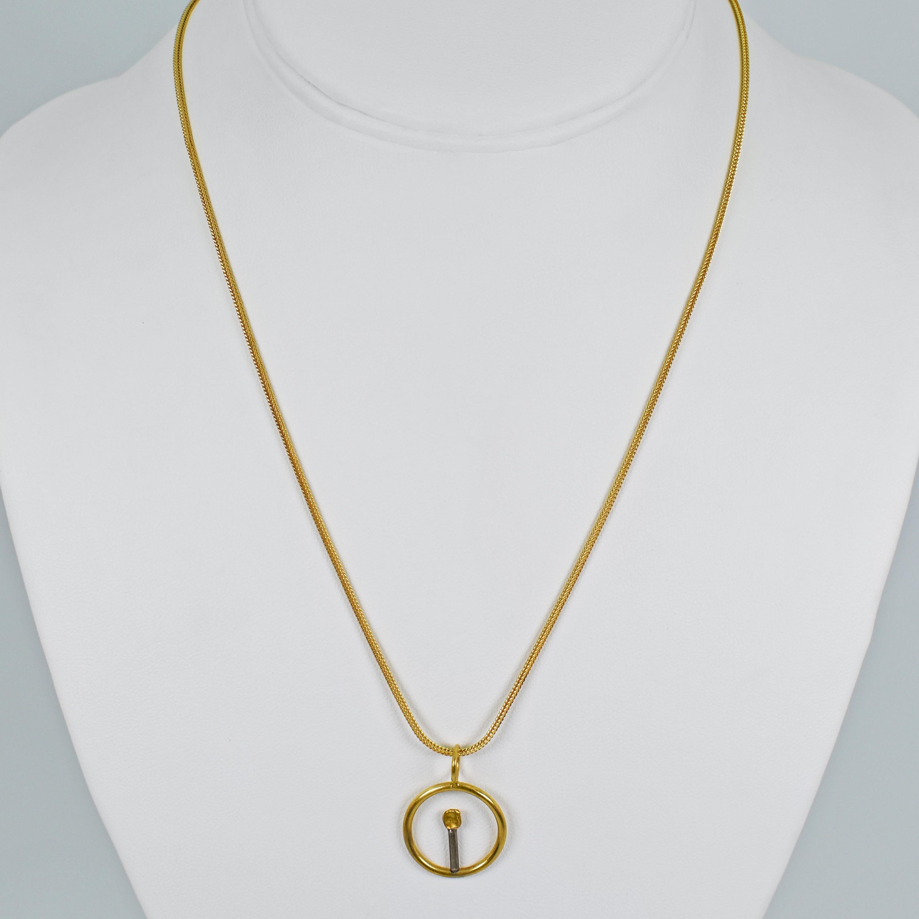 Let Your Light Shine, Stories in a Circle Collier à pendentif bicolore en or 22 carats Neuf - En vente à Naples, FL