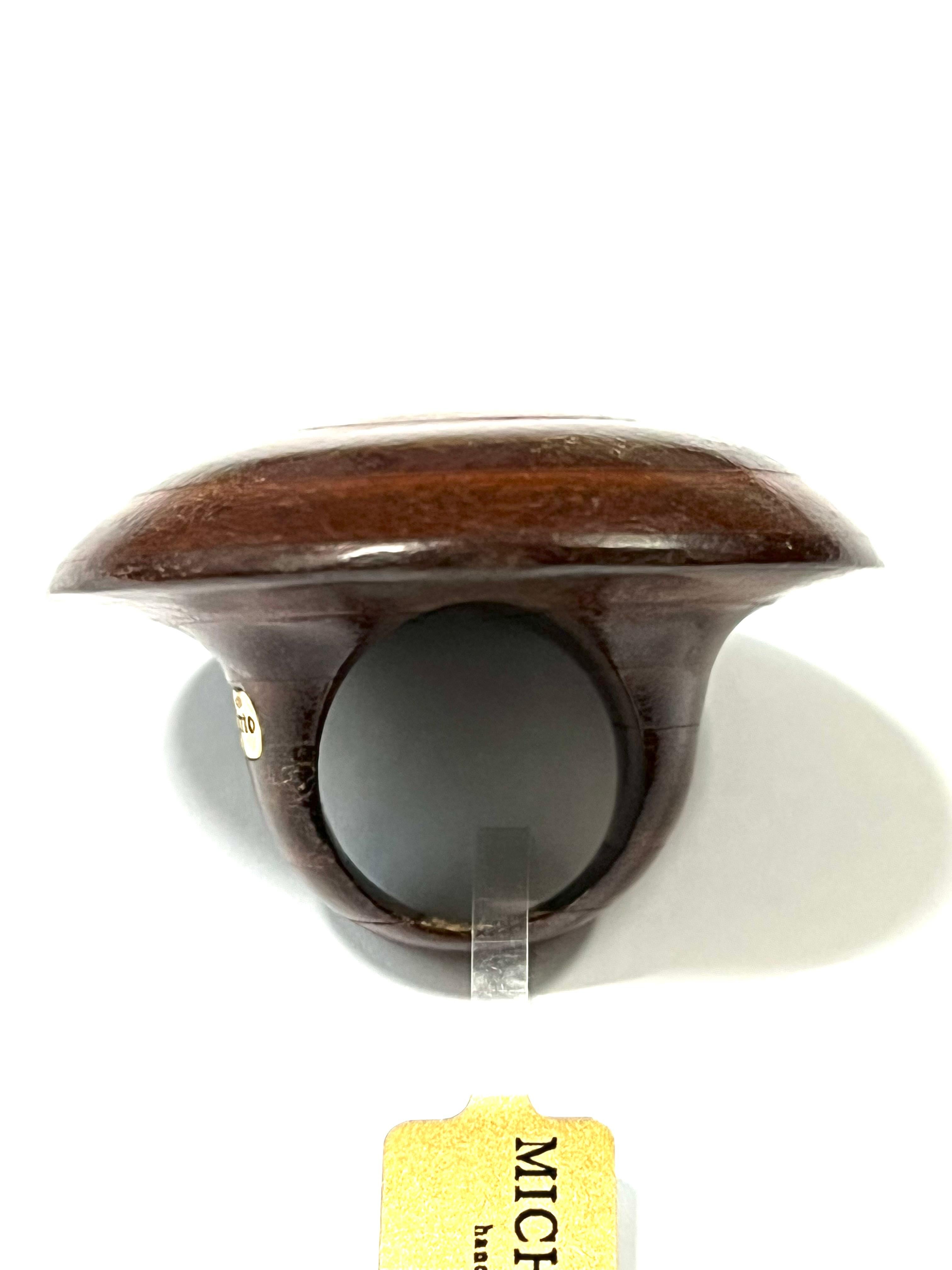 Dieser Ring verbindet zeitloses Design mit handwerklicher Kunstfertigkeit. Das handgeformte Lederband ist mit einem zarten Akzent aus 18 Karat Gelbgold und einem raffinierten braunen Diamanten verziert. Der Diamant mit einem Gewicht von 0,01 Karat