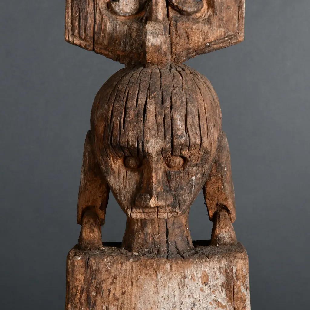 Indonesiano Figura di antenato Leti in legno patinato intagliato a mano - Tribal Art dall'Indonesia in vendita