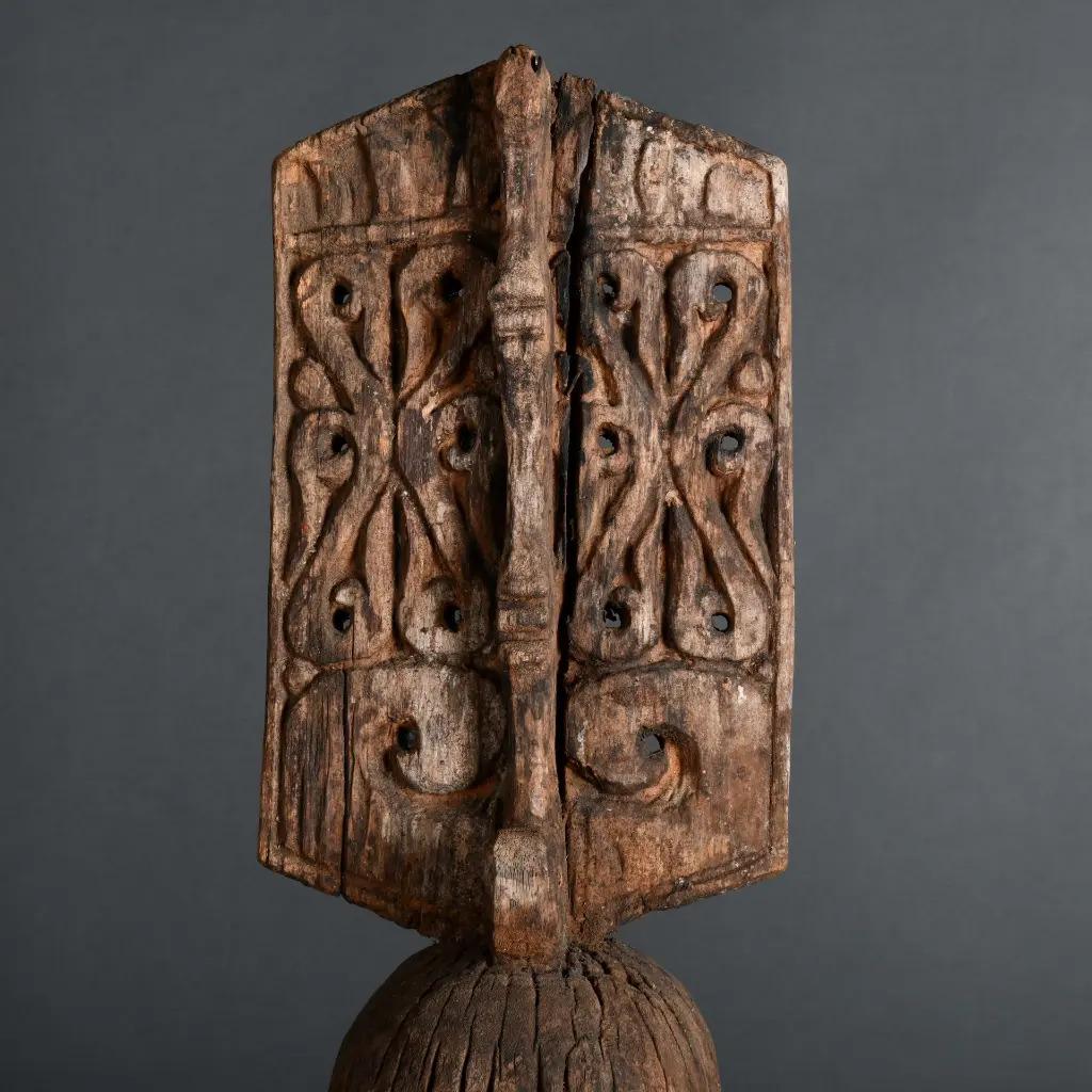 Intagliato a mano Figura di antenato Leti in legno patinato intagliato a mano - Tribal Art dall'Indonesia in vendita