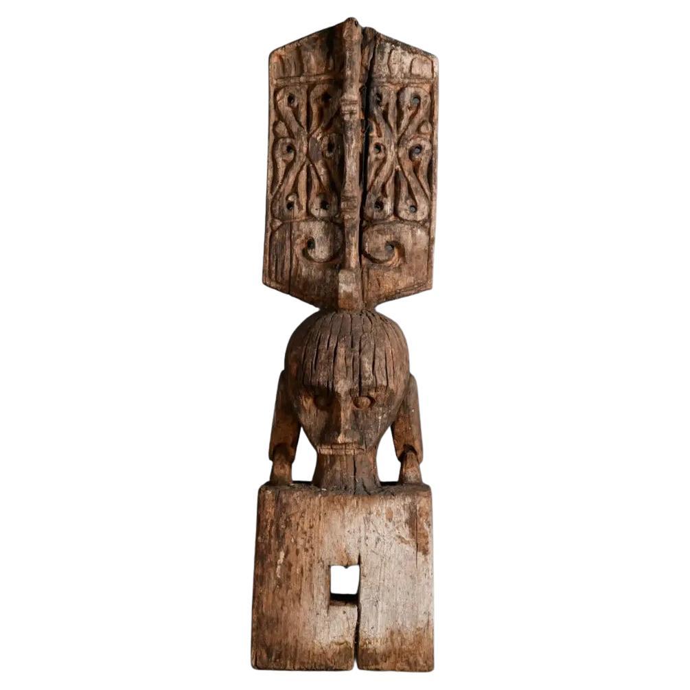 Figure d'ancêtre Leti en bois patiné et sculpté à la main - Art Tribal Art d'Indonésie