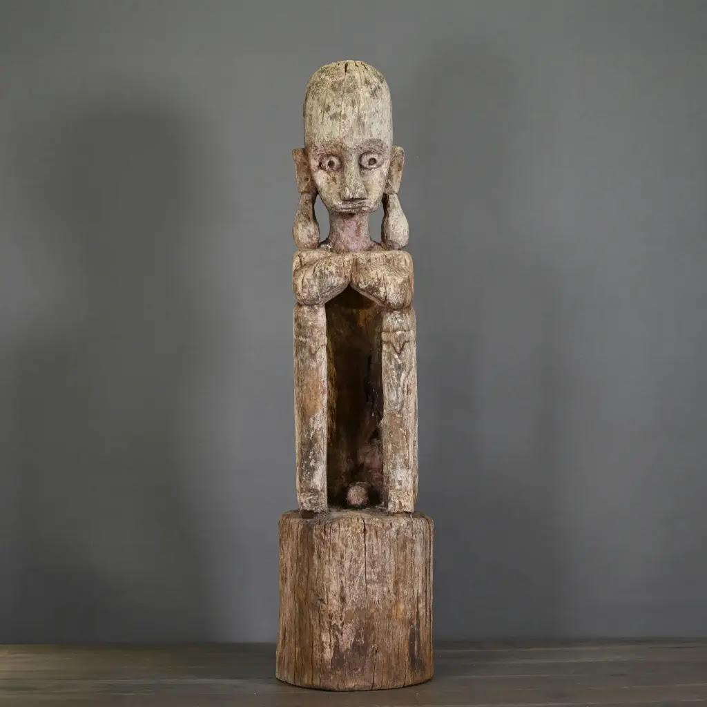 Cette statue tribale Leti avec socle est une authentique pièce sculptée à la main provenant de l'île de Leti, en Indonésie. Représentant un gardien ancestral, il était traditionnellement placé à l'entrée des villages pour apporter protection,
