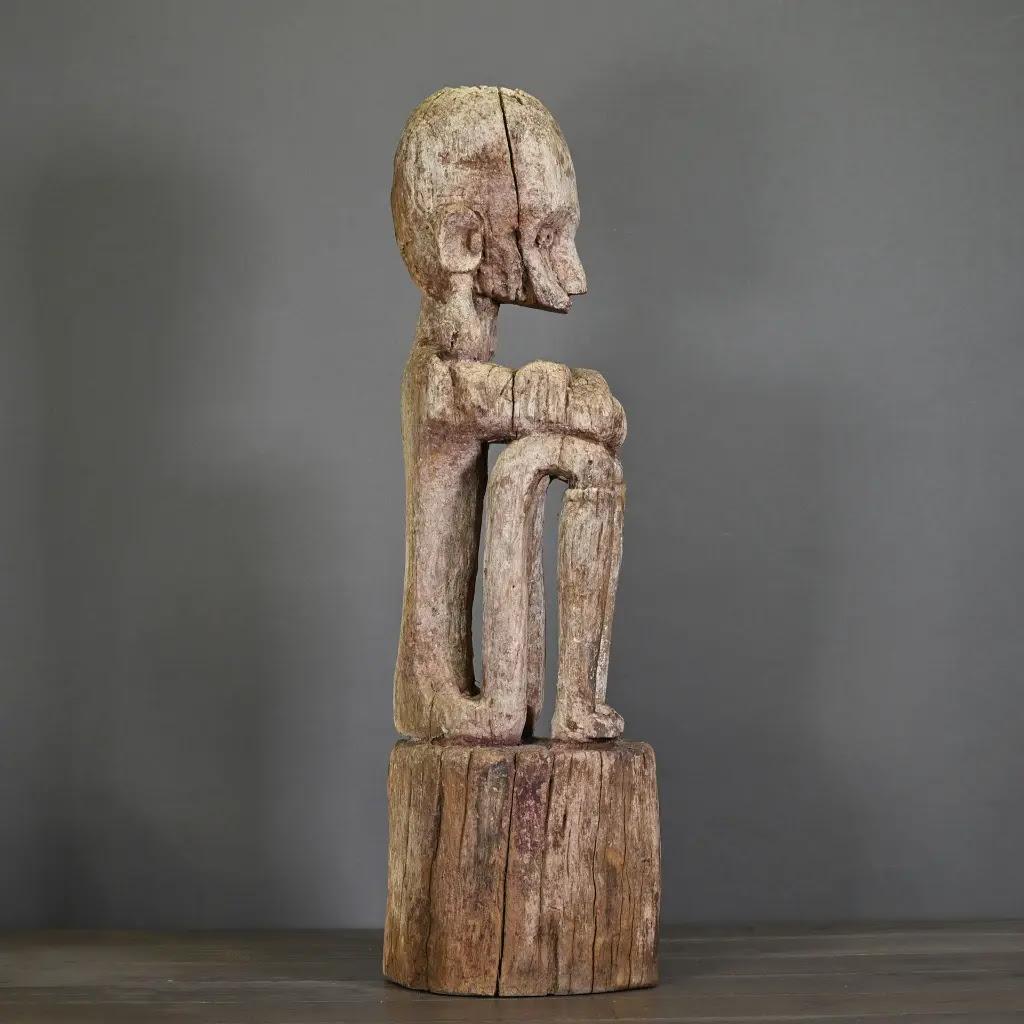 Indonésien Statue Tribal Leti en Wood AGE avec support - Art ethnique indonésien du 20e siècle en vente