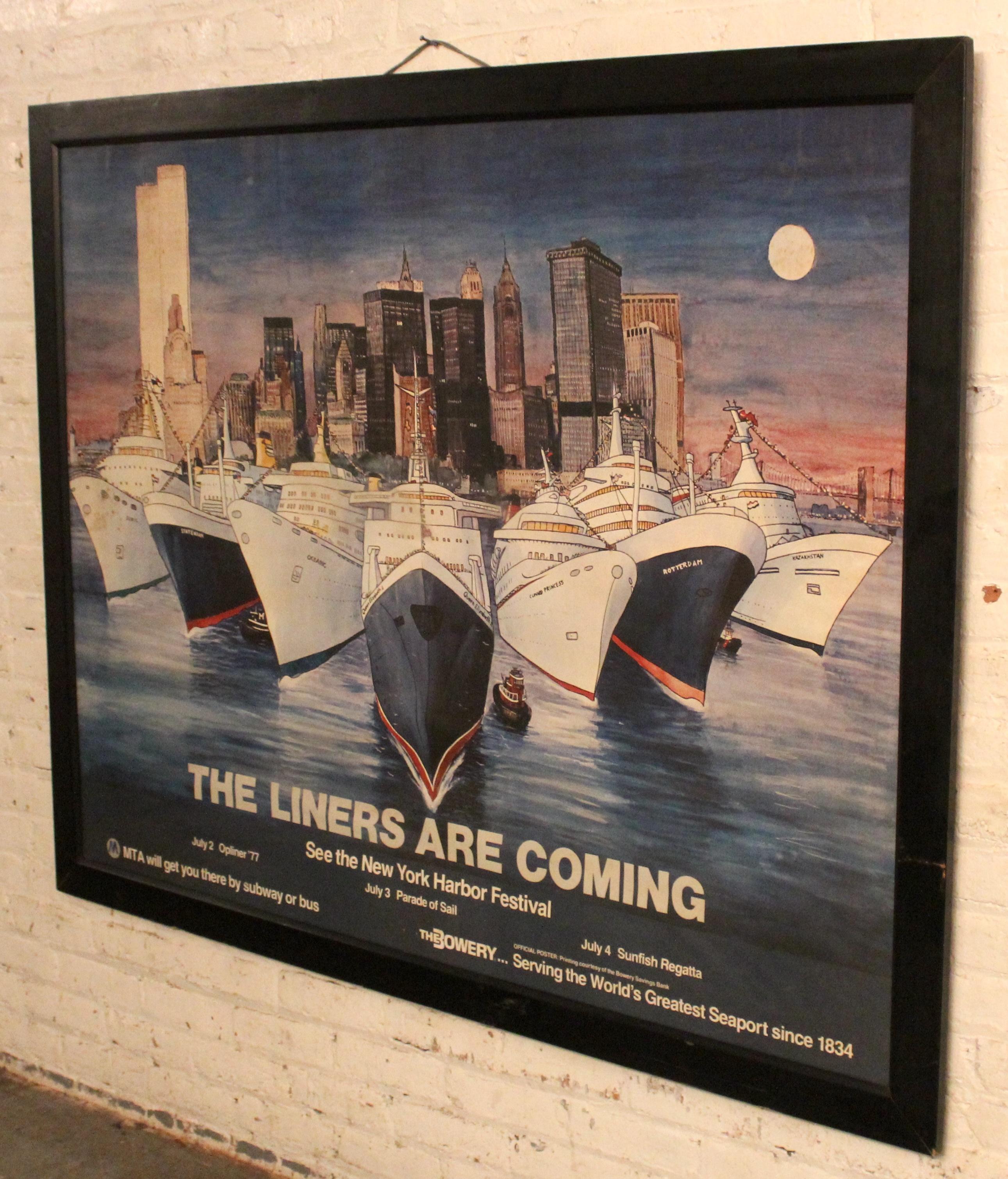 Feiern Sie die maritime Geschichte mit diesem lebendigen Originalplakat des New York Harbor Festival von 1977, das von der amerikanischen Künstlerin Letizia Pitigliani gestaltet wurde. Pitigliani war bekannt für seine zahlreichen Ansichten von New