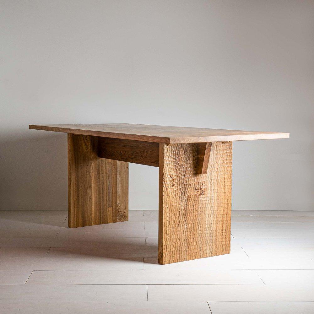Table de salle à manger Leto par Mythology
Dimensions : D 90 x L 250 x H 75 cm
MATERIAL : Orme.

S'inspirant du design japonais, la table de salle à manger Leto équilibre une forme simple et utilitaire avec des textures complexes sculptées à la