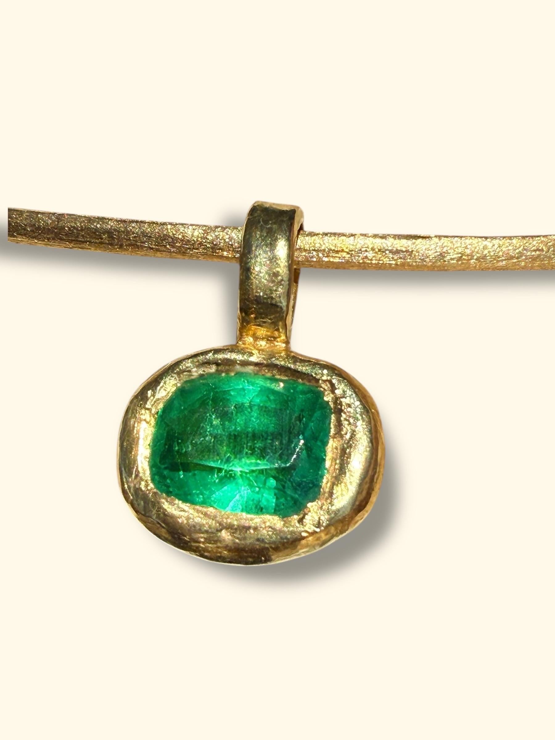 Un luminoso ciondolo a forma di smeraldo, realizzato per celebrare il fascino senza tempo del verde. Può essere acquistato da solo con una catena a maglie di base (opzione predefinita), oppure abbinato alla catena a filo scultorea mostrata nella