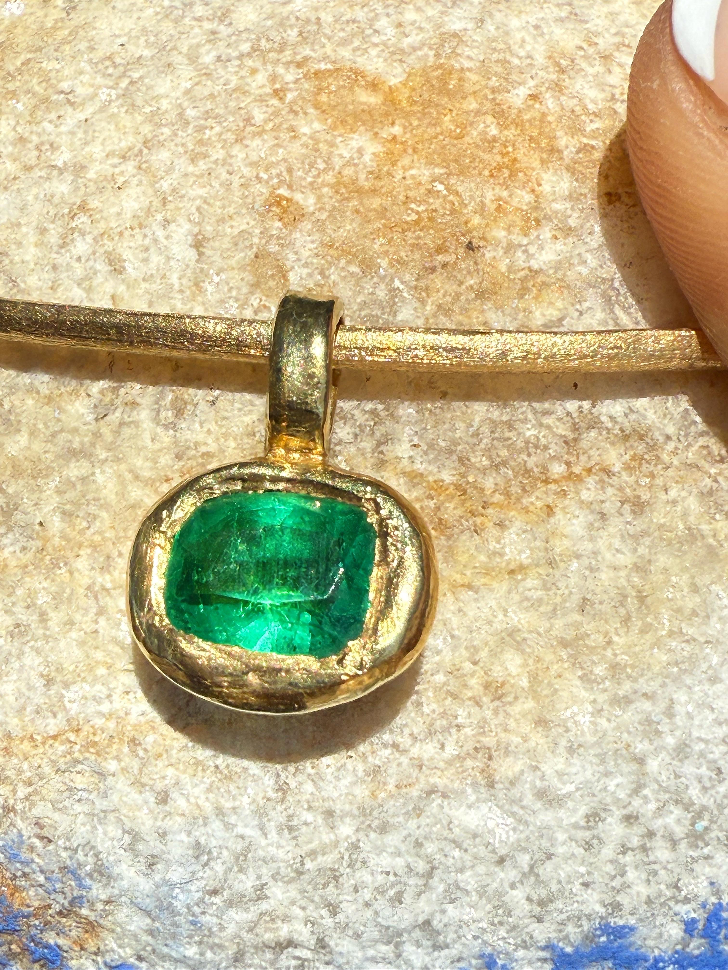 Ciondolo con smeraldo Zambia taglio cuscino Leto Lama da 2,24 carati in oro 18 carati In condizioni Nuovo in vendita a London, GB