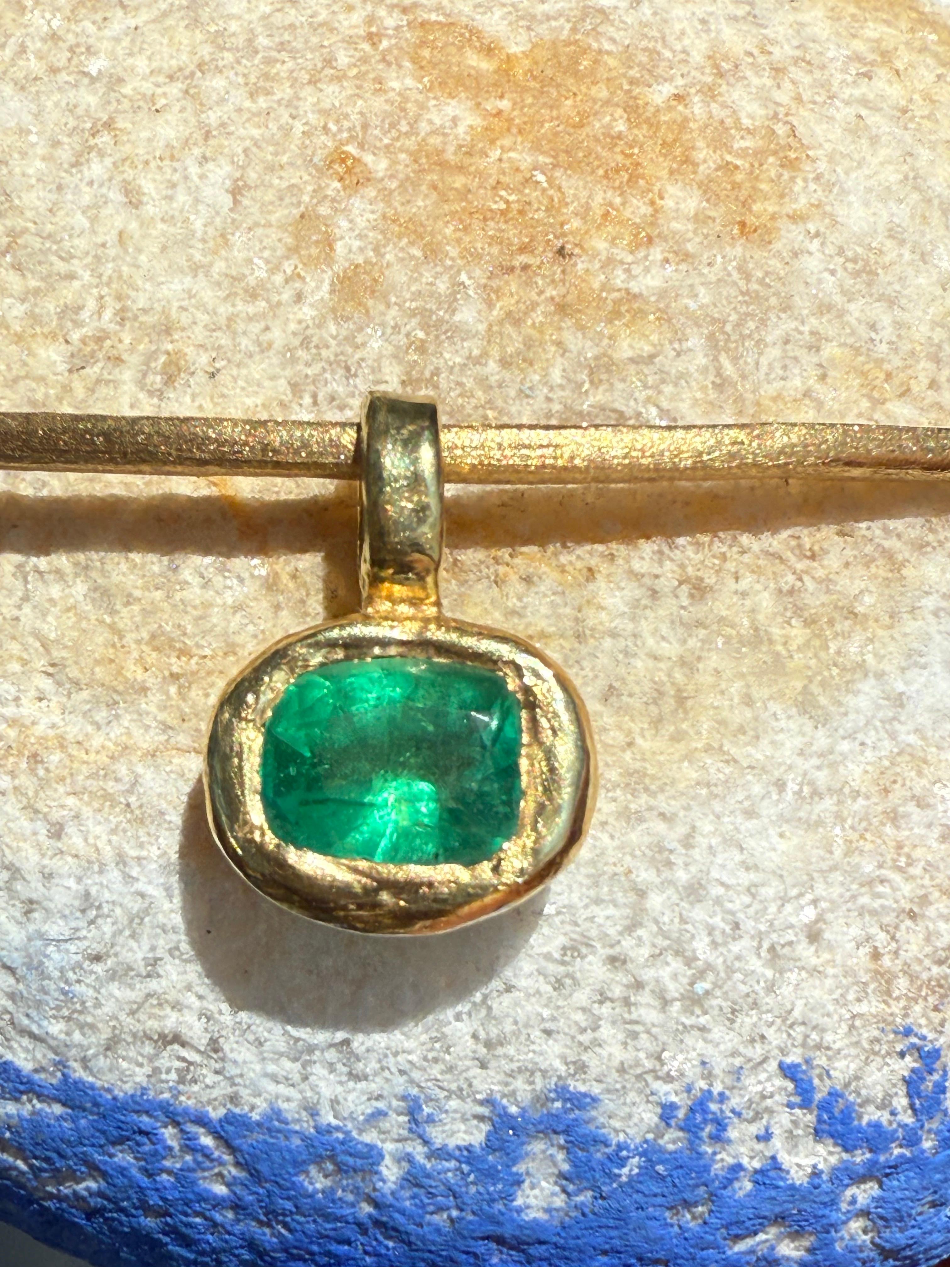 Ciondolo con smeraldo Zambia taglio cuscino Leto Lama da 2,24 carati in oro 18 carati in vendita 3