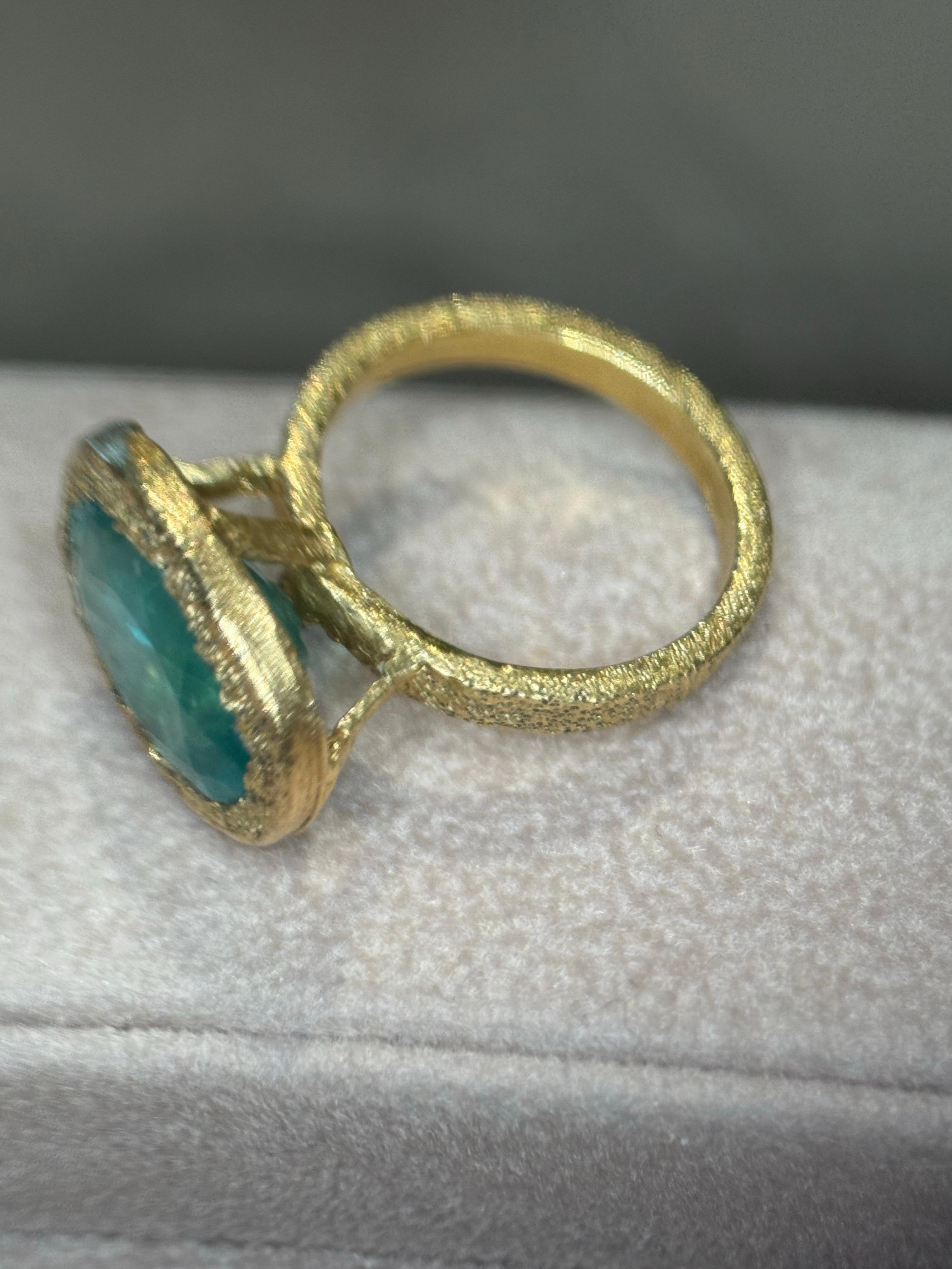 Leto Lama, bague de cocktail ou de fiançailles en or 18 carats avec émeraude ovale de 5,5 carats en vente 4