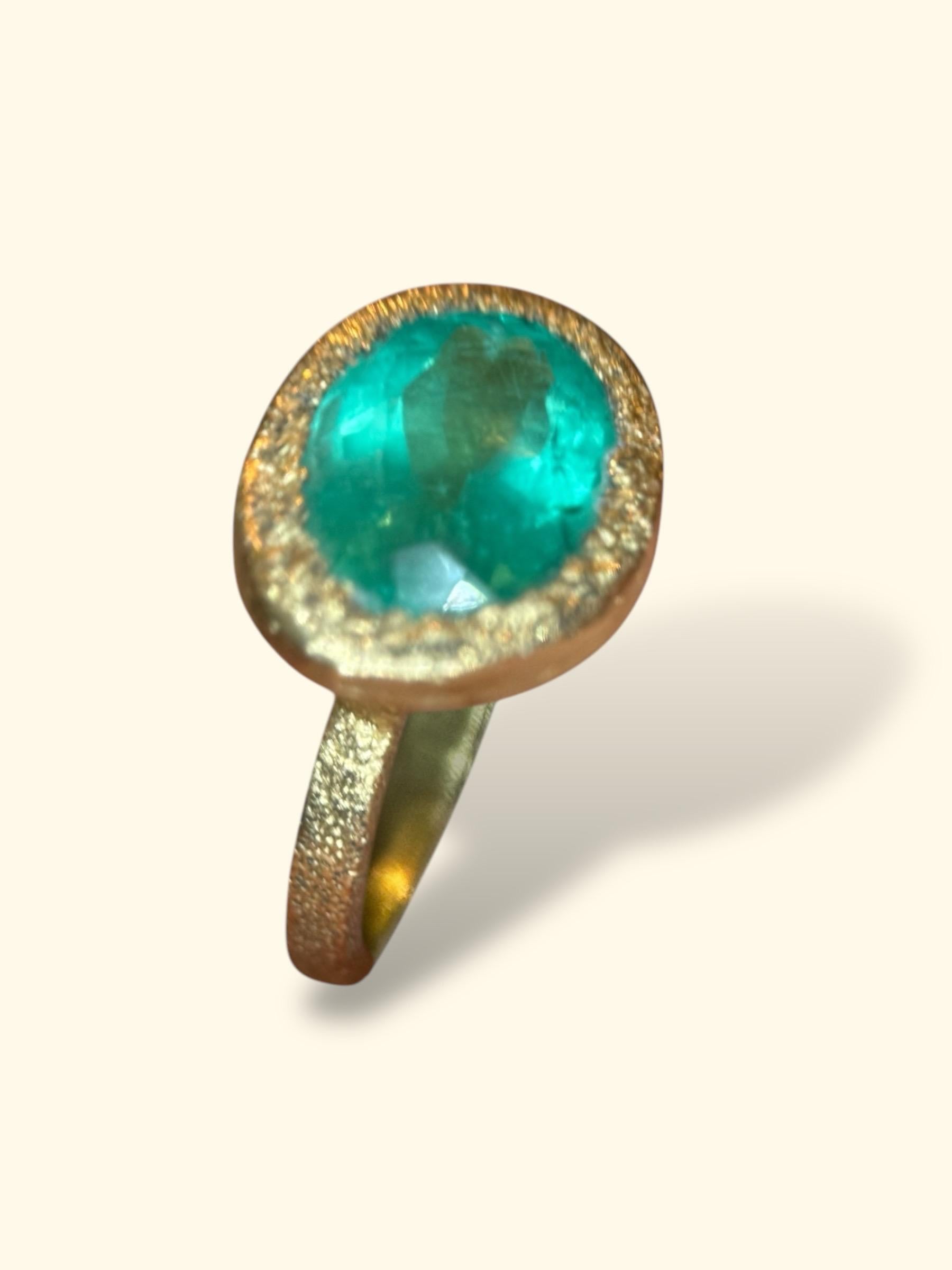 Une émeraude ovale unique en son genre, provenant du Brésil, aux teintes vertes moyennes à mentholées.  Idéal comme  Bague de cocktail et pour les occasions spéciales avec finition martelée givrée. L'éclat et la clarté de la pierre sont magnifiques,