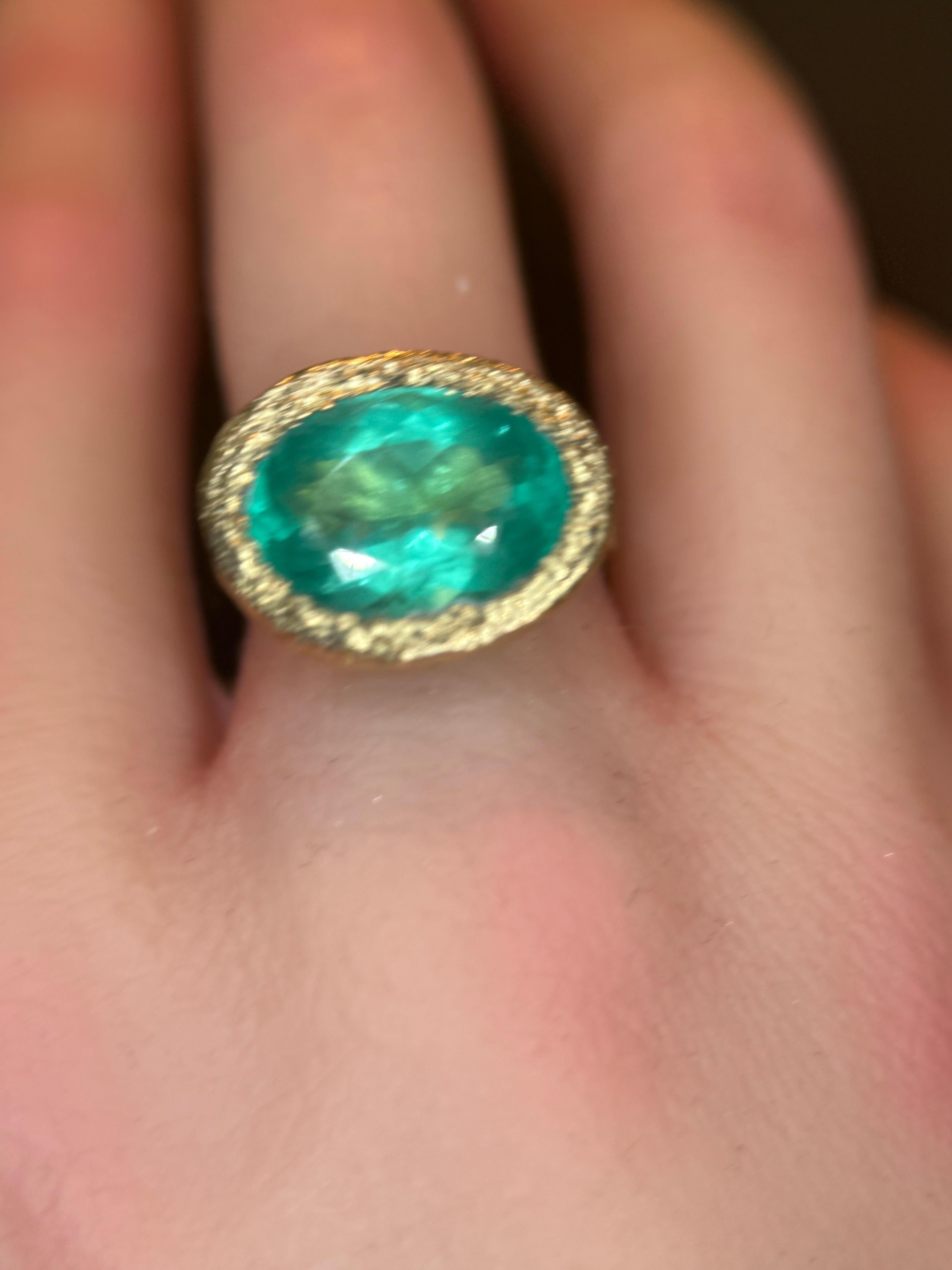 Artisan Leto Lama, bague de cocktail ou de fiançailles en or 18 carats avec émeraude ovale de 5,5 carats en vente